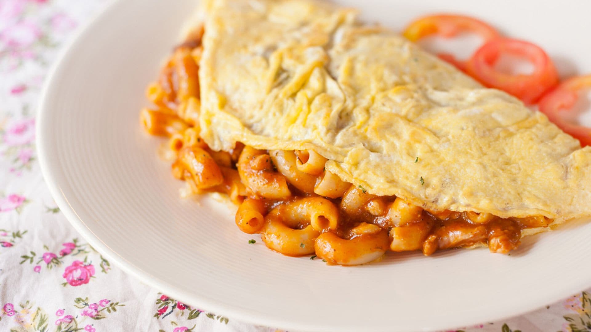 Tortilla francesa de coditos de pasta con tomate