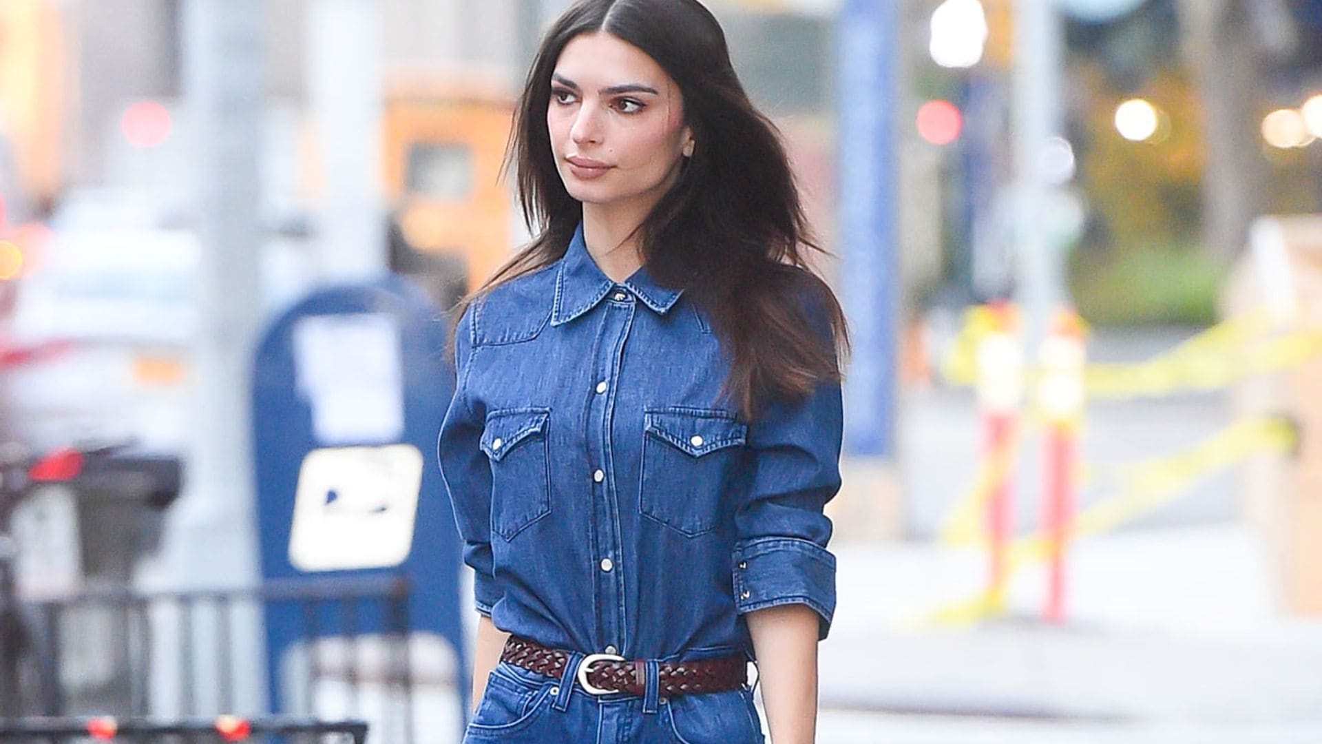 Las botas que mejor quedan con vaqueros son de Zara y Emily Ratajkowski ya las ha estrenado