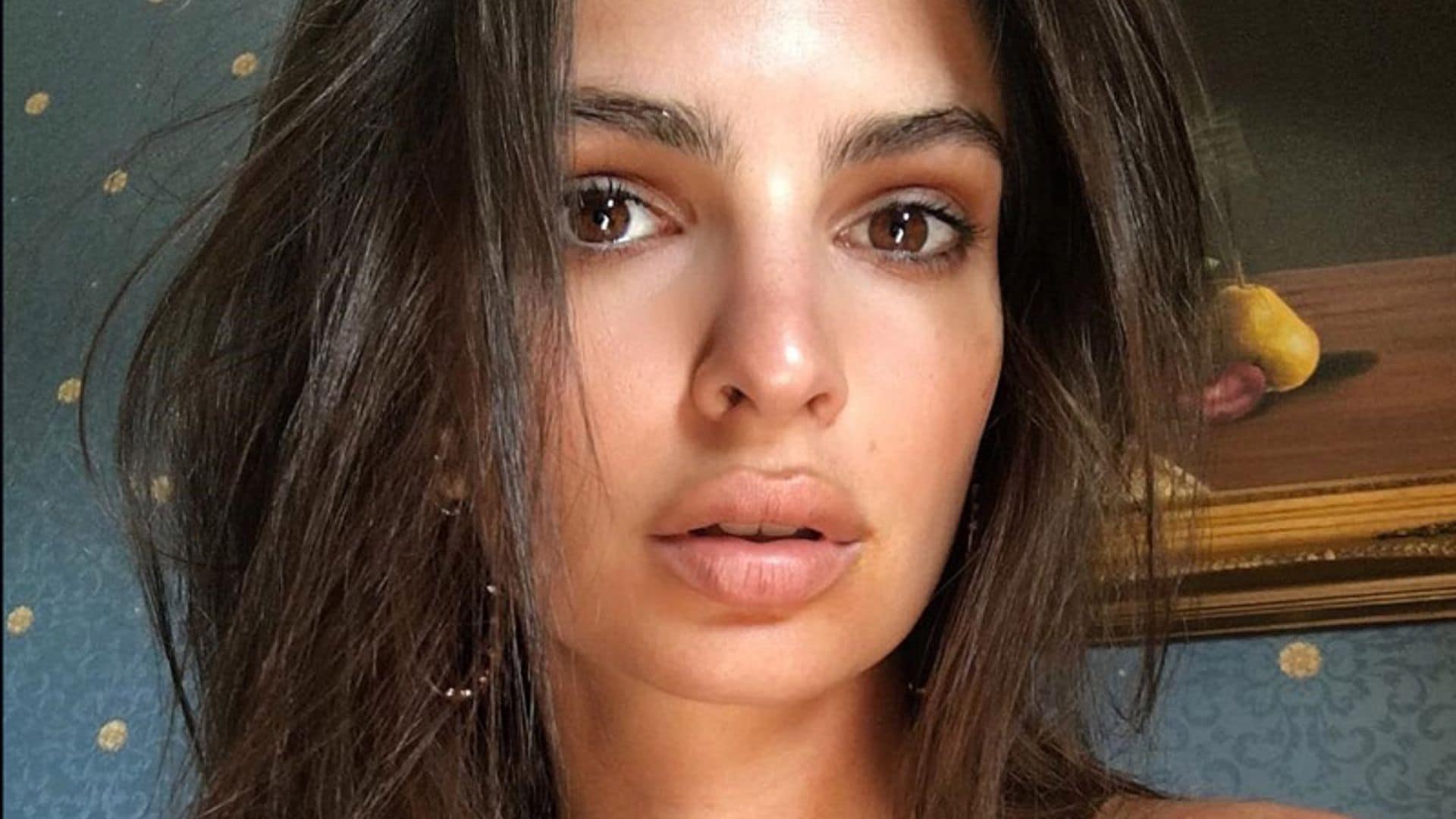 Emily Ratajkowski logra que el maquillaje dure mucho más tiempo con este truco