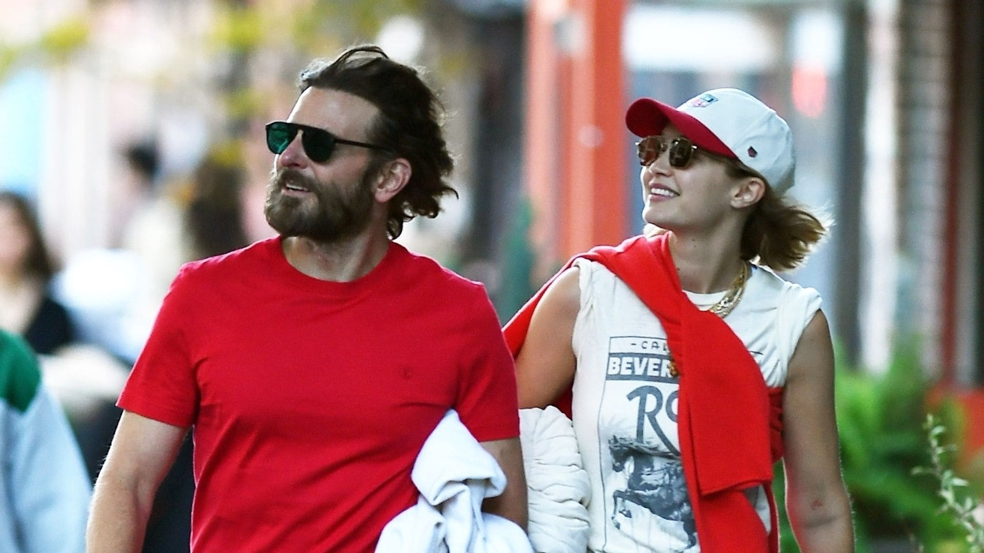 Gigi Hadid y Bradley Cooper coordinan sus 'looks' en las calles de Nueva York