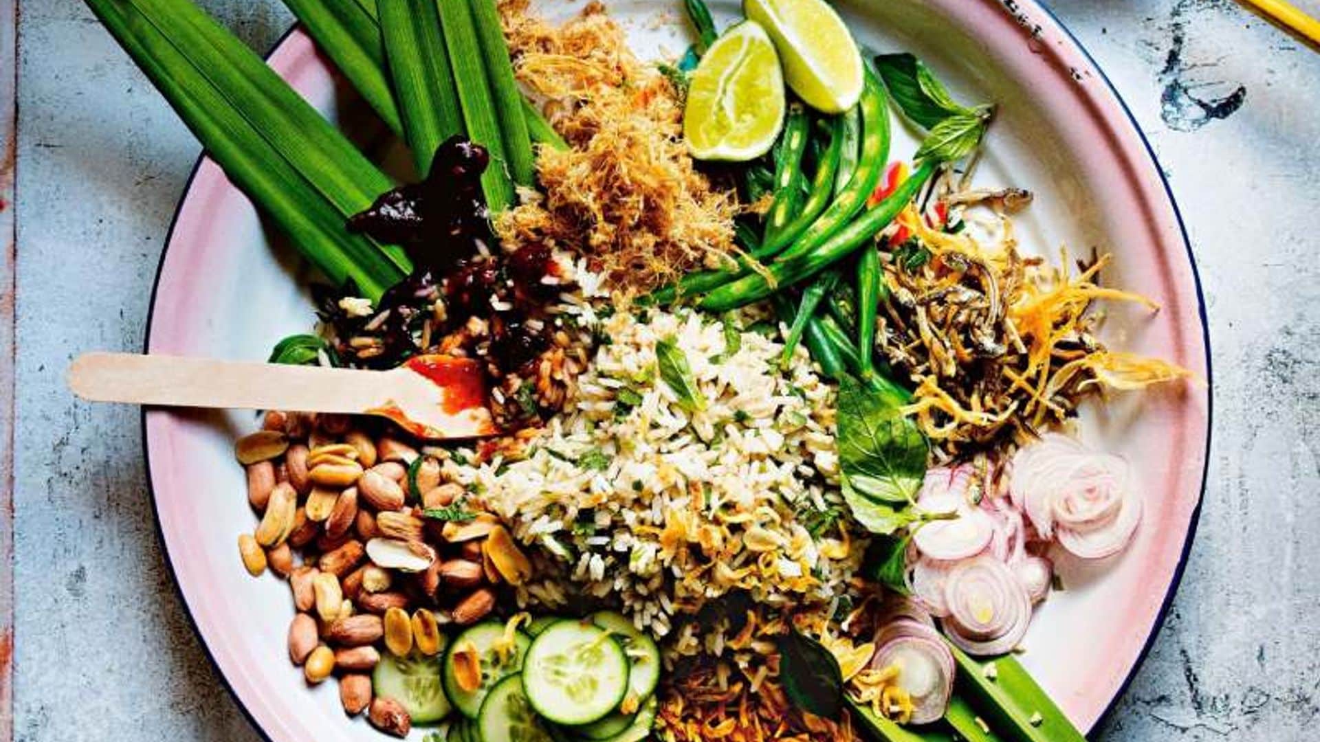 'Bowl' de arroz con hierbas aromáticas y coco