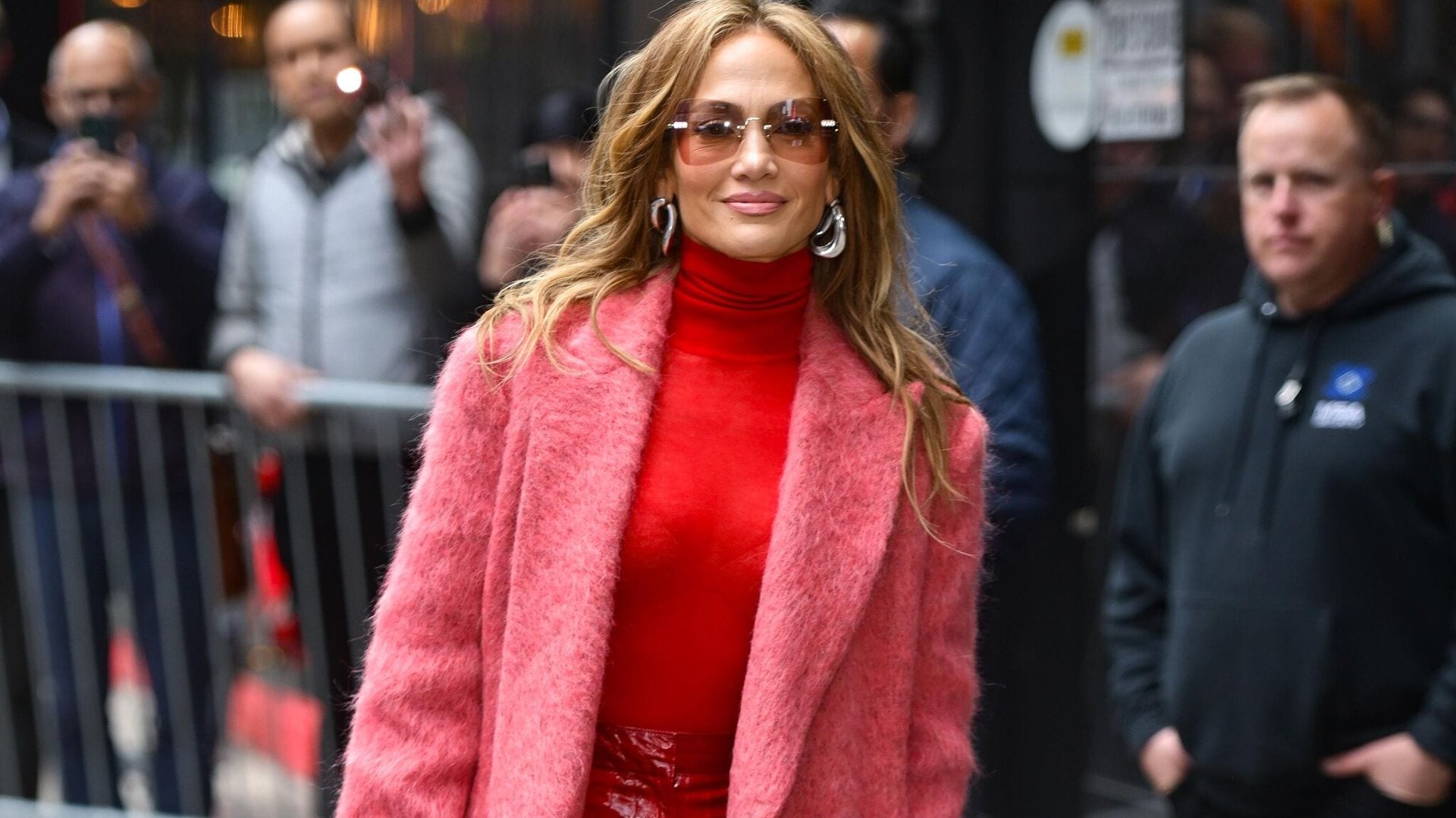 Jennifer Lopez mezcló los dos colores más ‘trendy’ del momento en su último ‘look’