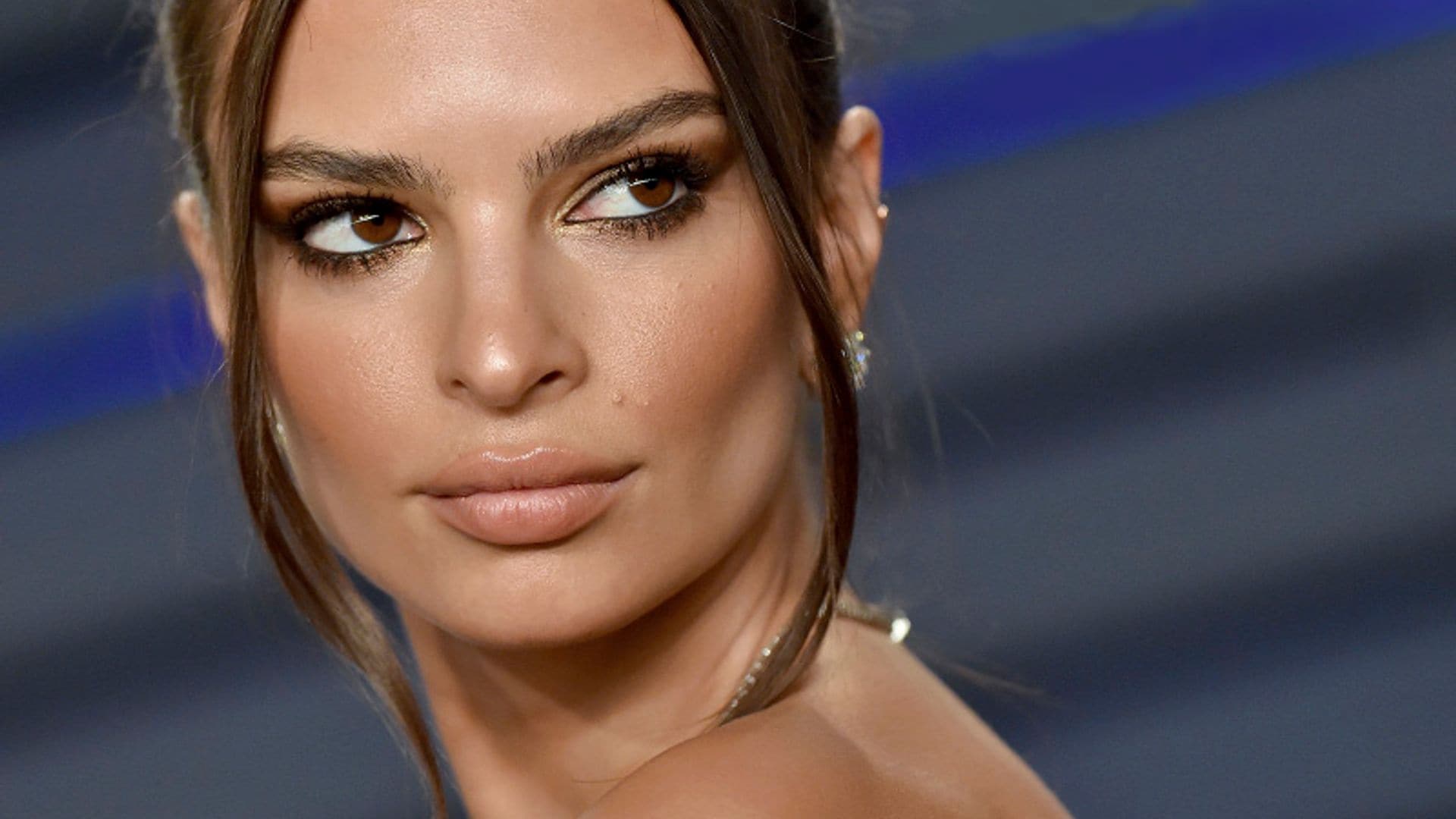 Cómo copiar el maquillaje de Emily Ratajkowski que favorece a todos los tonos de iris