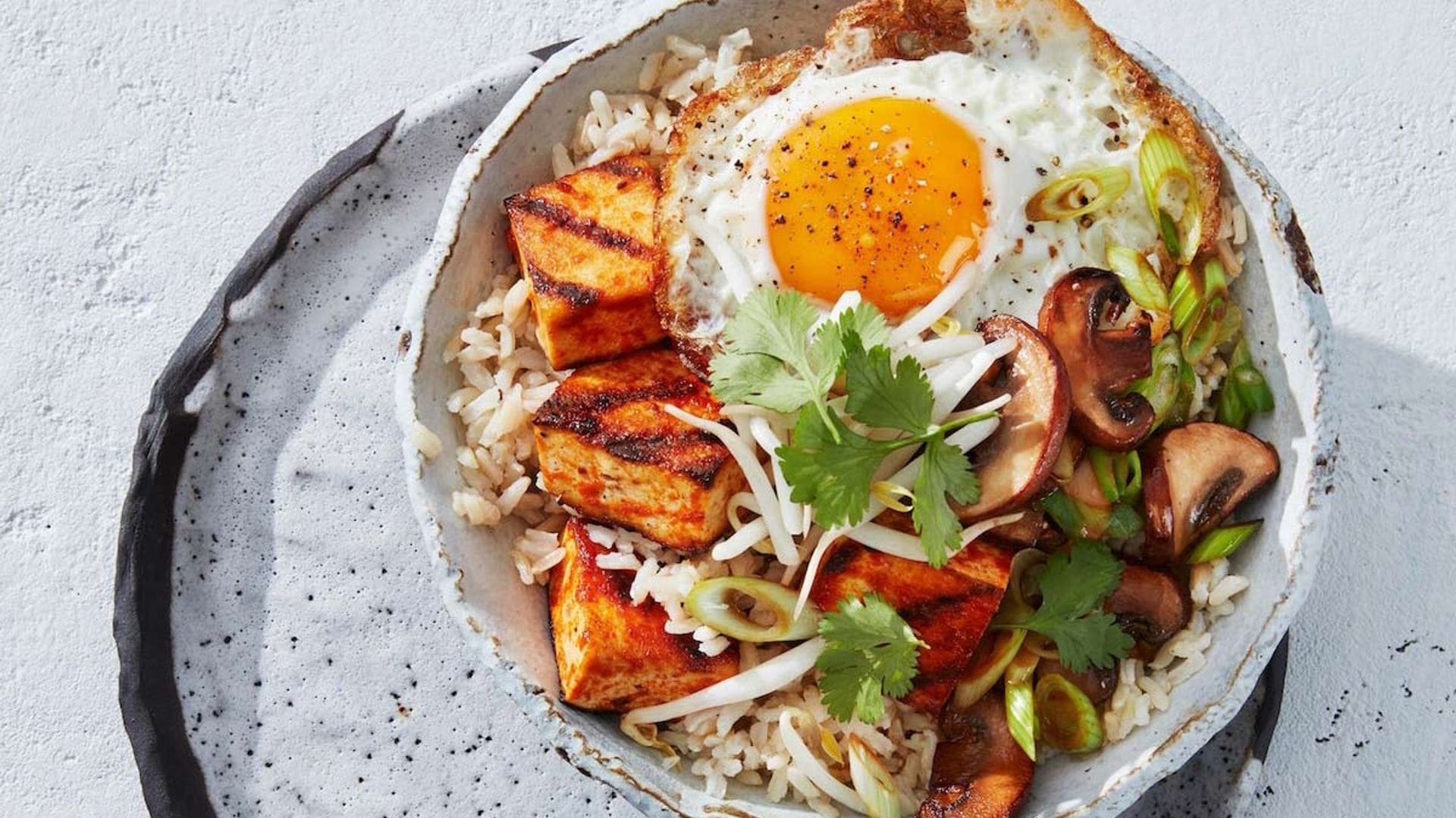 'Bibimbap' con tofu y champiñones salteados