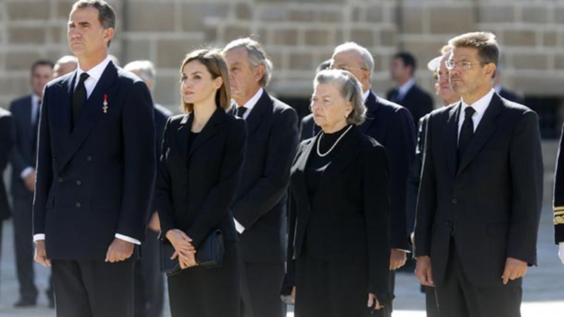 Los cuatro Reyes y las infantas Elena y Cristina dan su último adiós a Carlos de Borbón-Dos Sicilias con honores reales