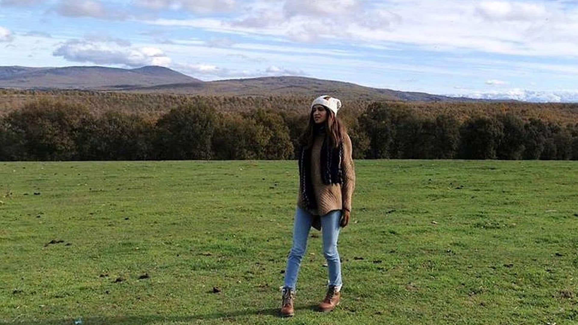 Sara Carbonero hace una 'pausa' para disfrutar del momento en el campo y rodeada de niños