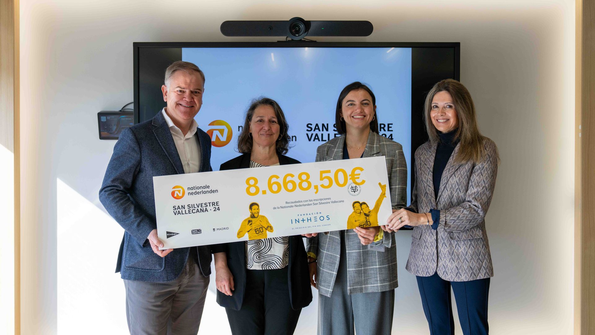 La Nationale-Nederlanden San Silvestre Vallecana entrega un cheque solidario a la Fundación INTHEOS