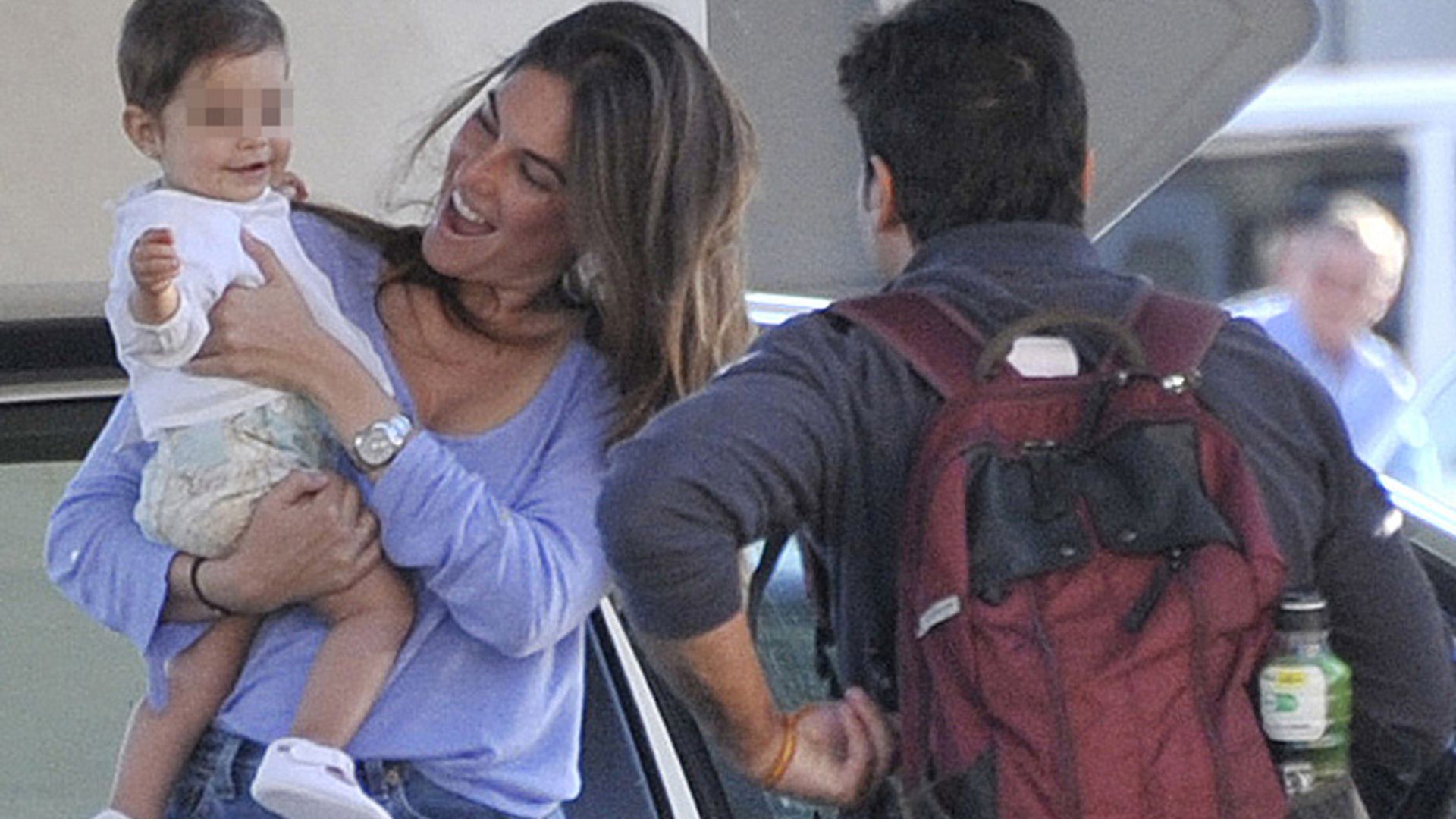 ¡Bienvenido papá! El cariñoso recibimiento de Lourdes Montes y su pequeña Carmen a Francisco Rivera