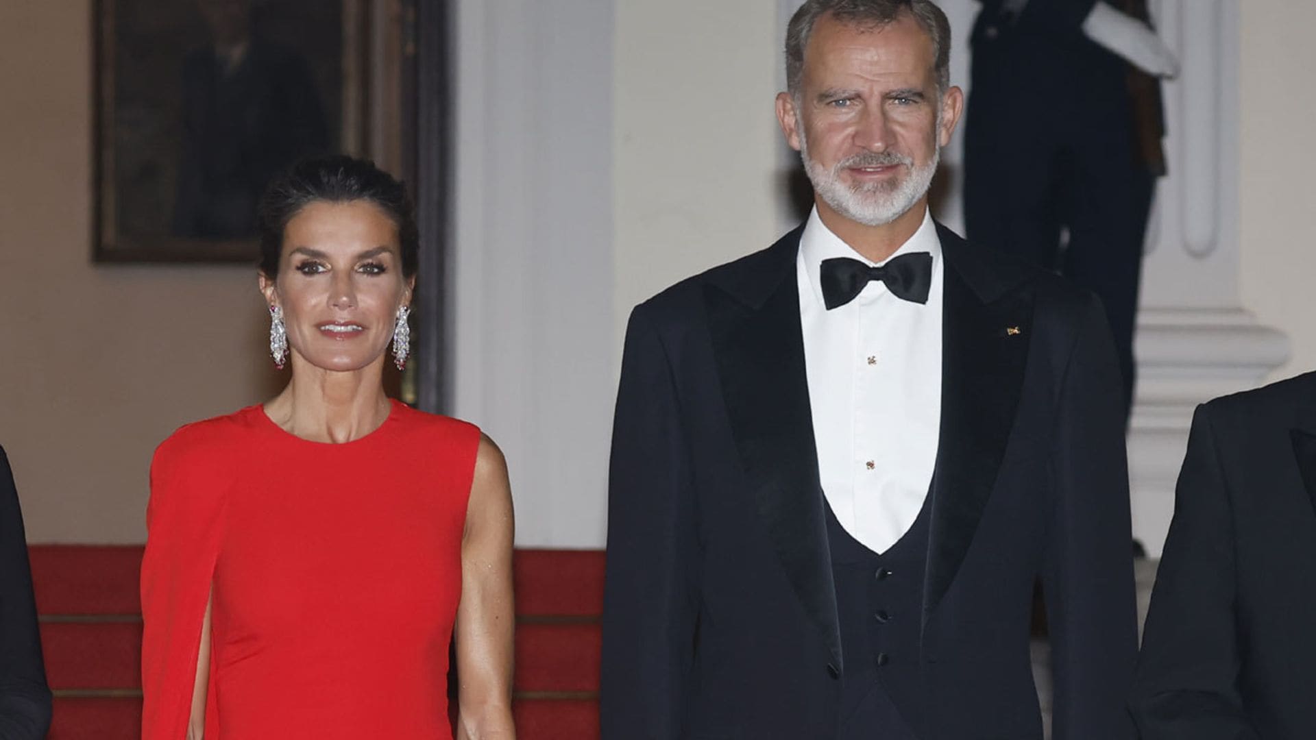 Su 'rojo Letizia' más icónico: la Reina recicla el vestido con capa que fascinó a Carolina de Mónaco