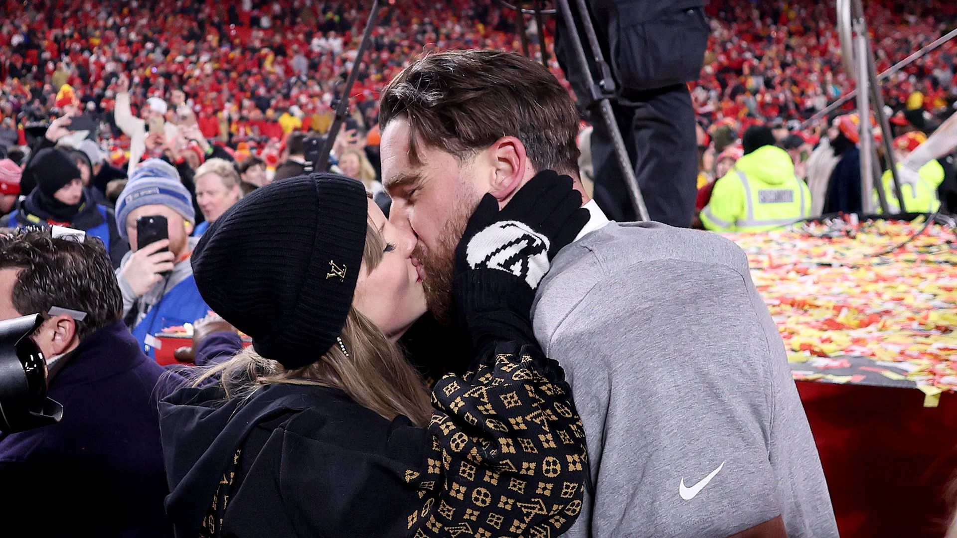 Taylor Swift y Travis Kelce celebran con un beso el pase de los Kansas City Chiefs al Super Bowl LIX