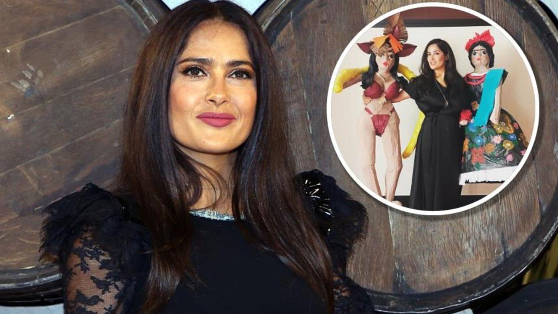 Salma Hayek posa al lado de unas piñatas inspiradas en dos de sus personajes más icónicos