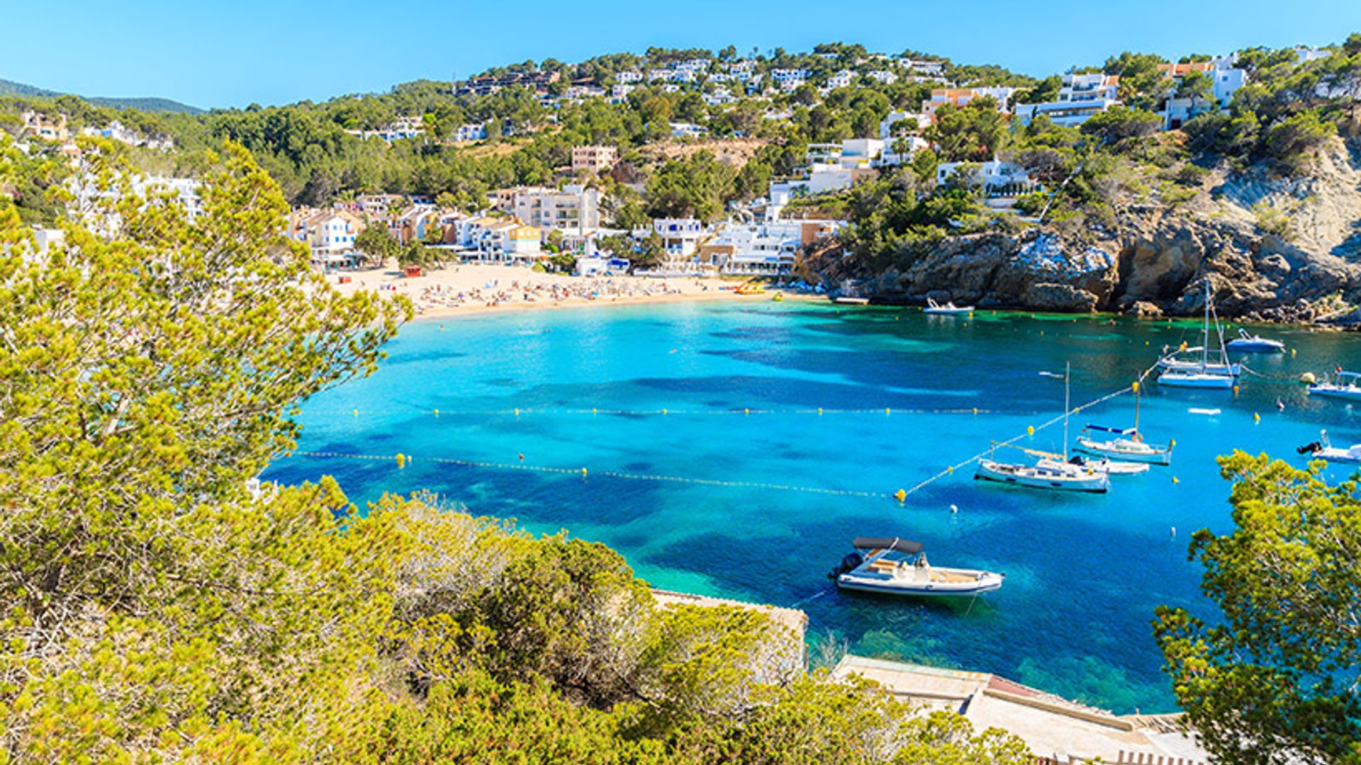 En estas playas de Ibiza te gustaría estar ahora mismo (casi seguro)