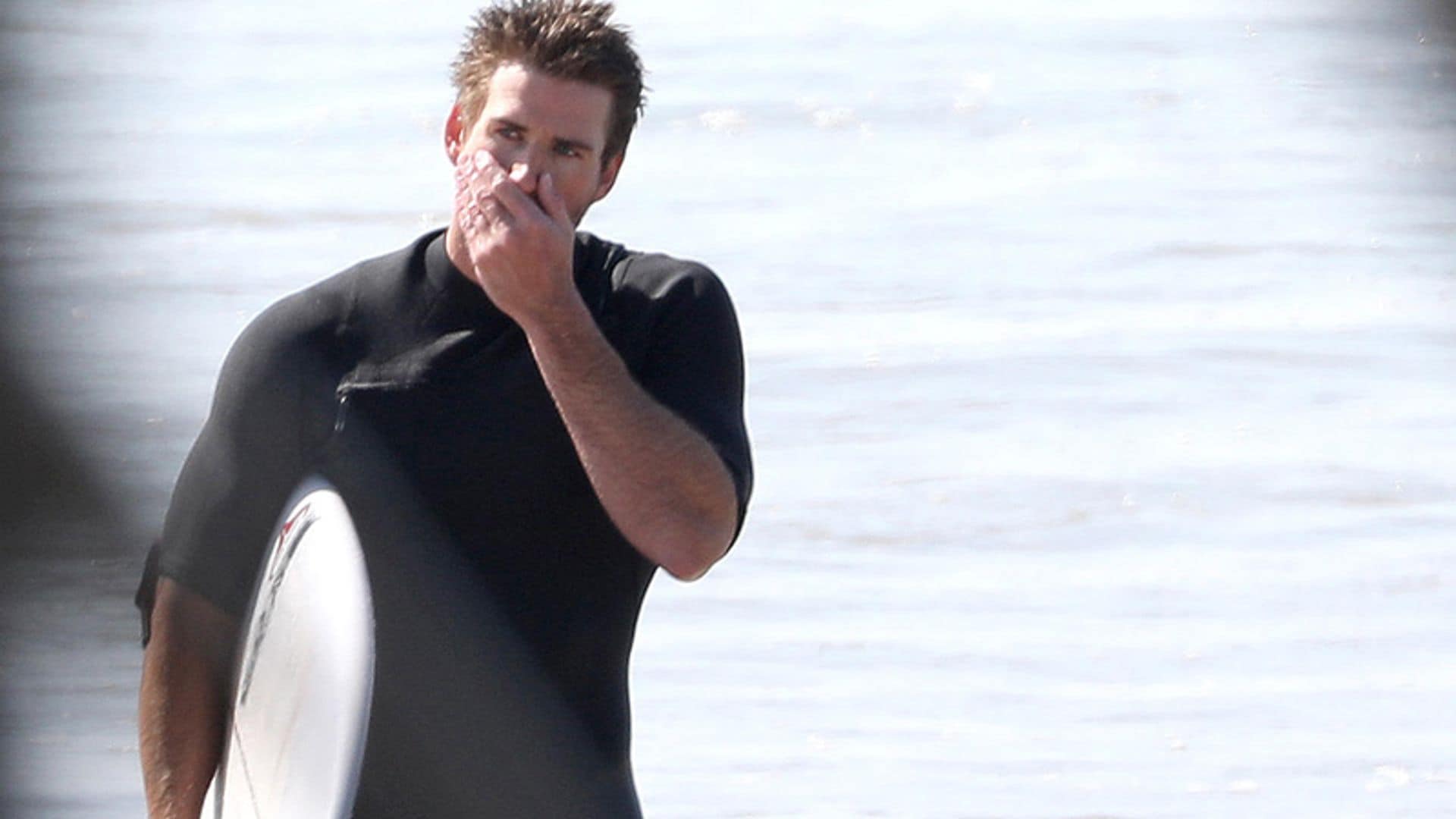 El 'soltero de oro' Liam Hemsworth se refugia en el surf, la familia y los amigos tras su separación