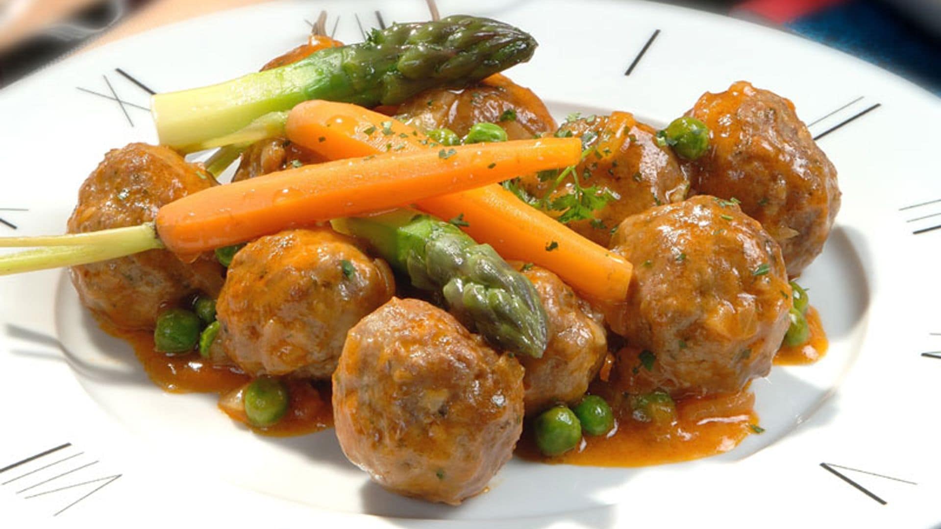 Albóndigas con guisantes y espárragos