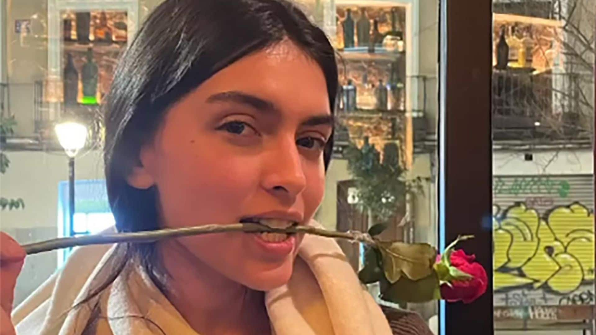 Lucía Rivera celebra su 25 cumpleaños entre rosas rojas y fotos de su infancia