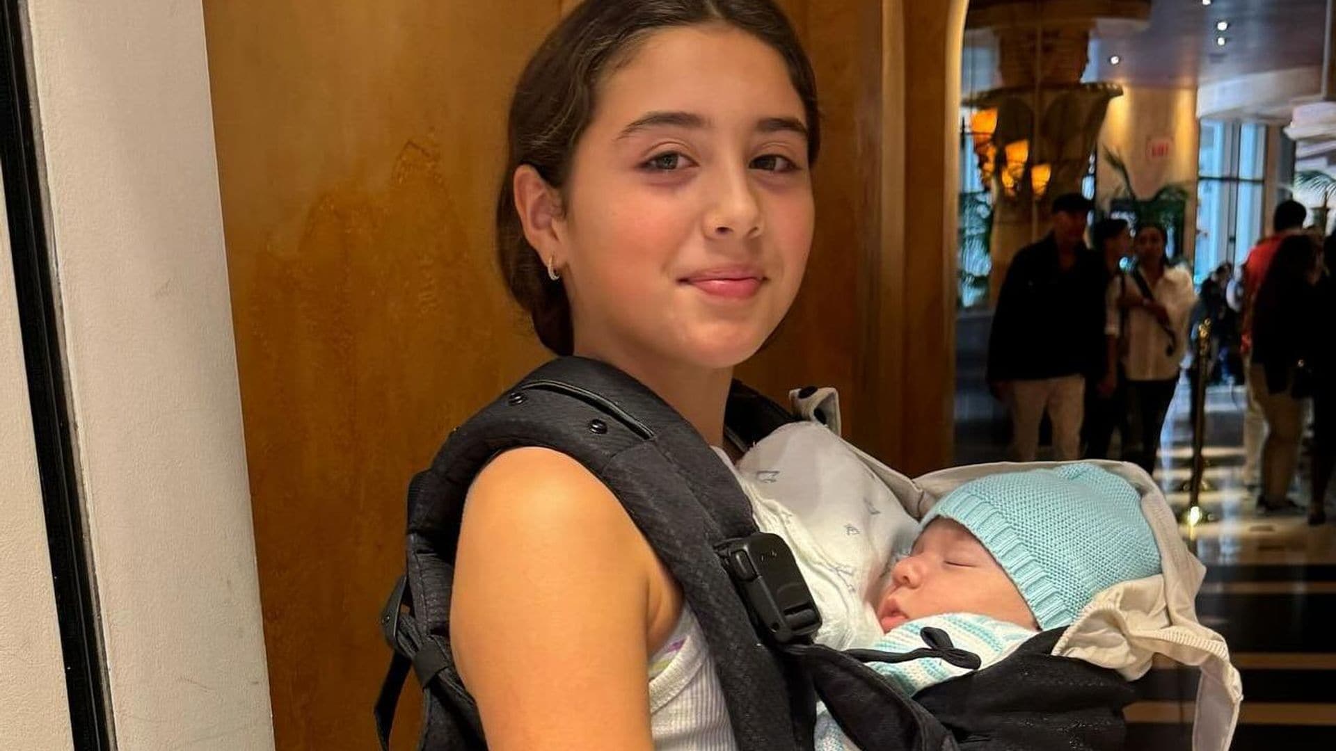 Salomé, hija de Daniela Ospina, se convierte en la más tierna ‘niñera’ de su hermanito