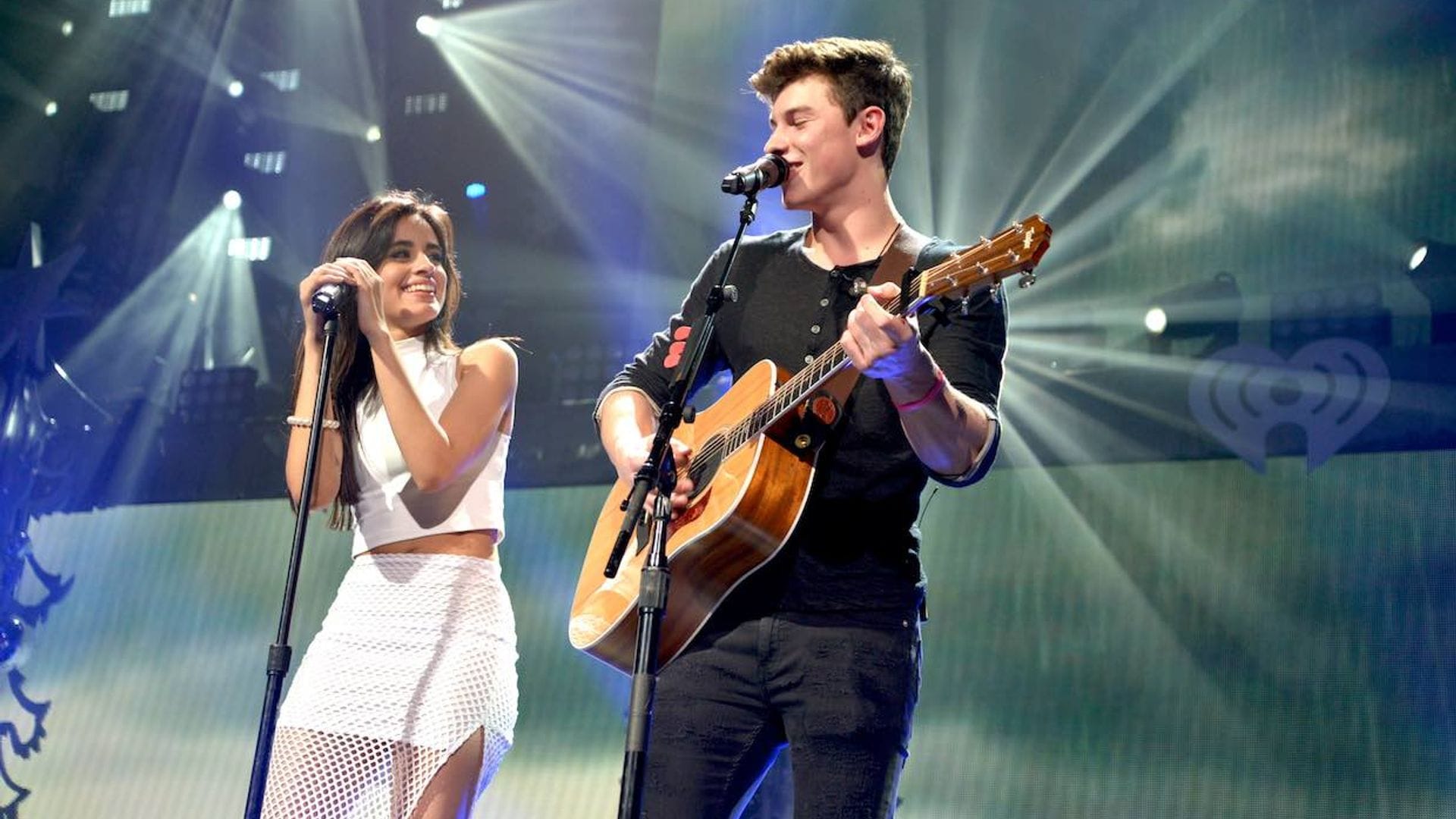 Camila Cabello y Shawn Mendes suben la temperatura en el apasionado vídeo de 'Señorita'