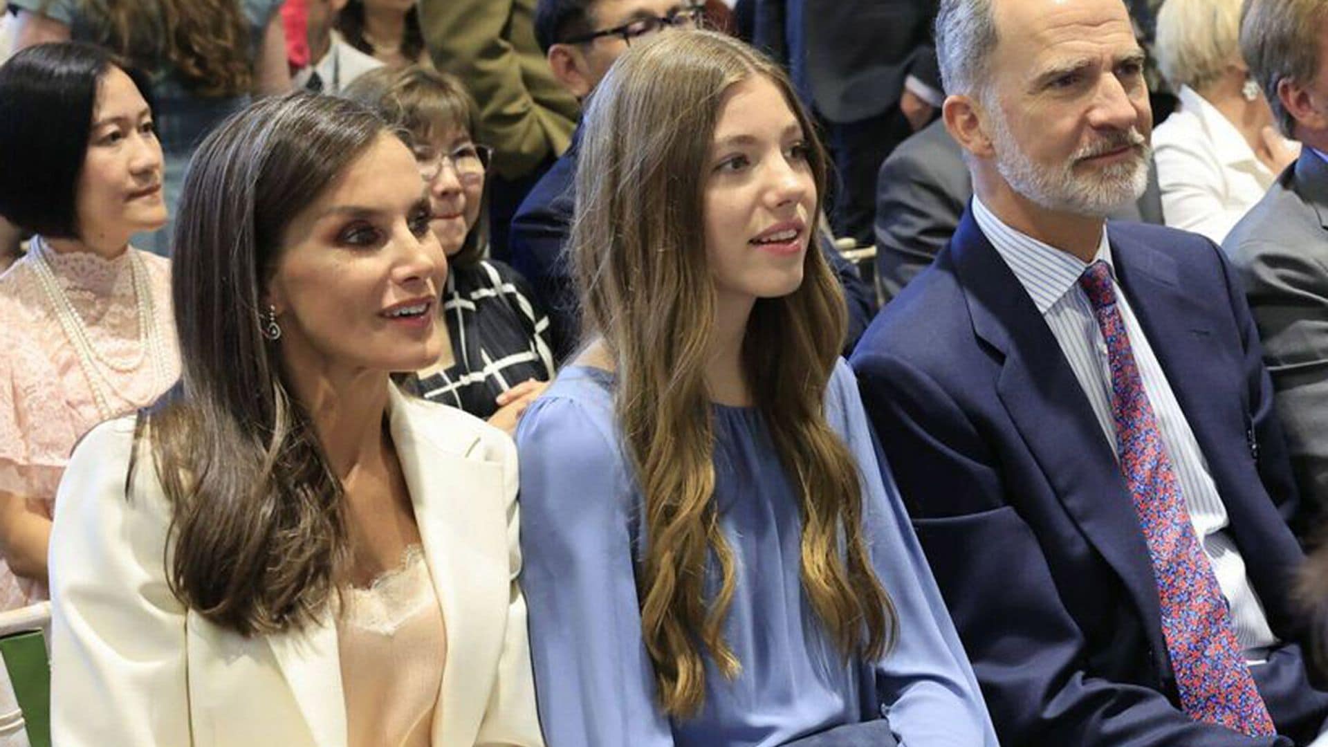 La reina Letizia, impecable en Gales con un traje blanco y top lencero de Zara