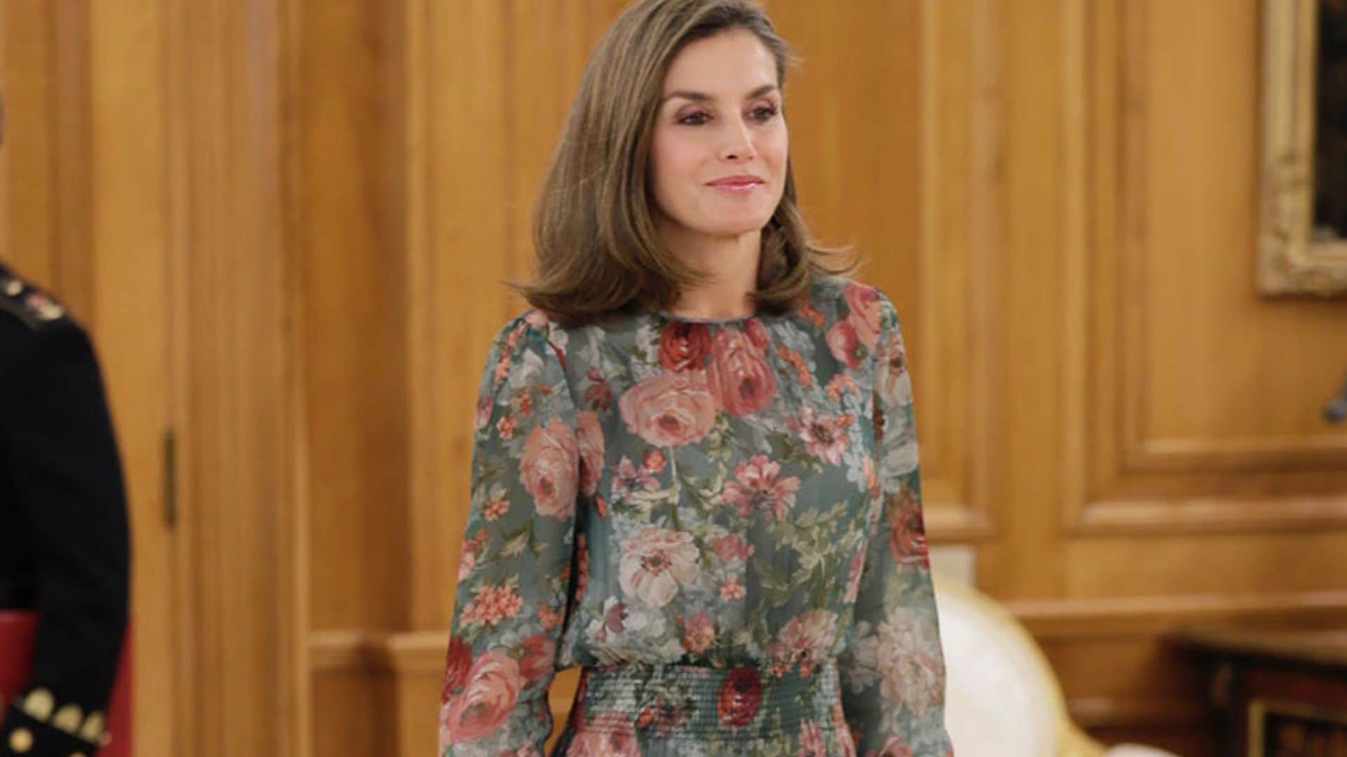 La reina Letizia estrena la última novedad de Zara, un vestido de flores