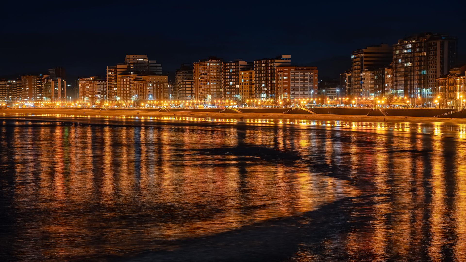 Noche en la playa de San Lorenzo, en Gijón