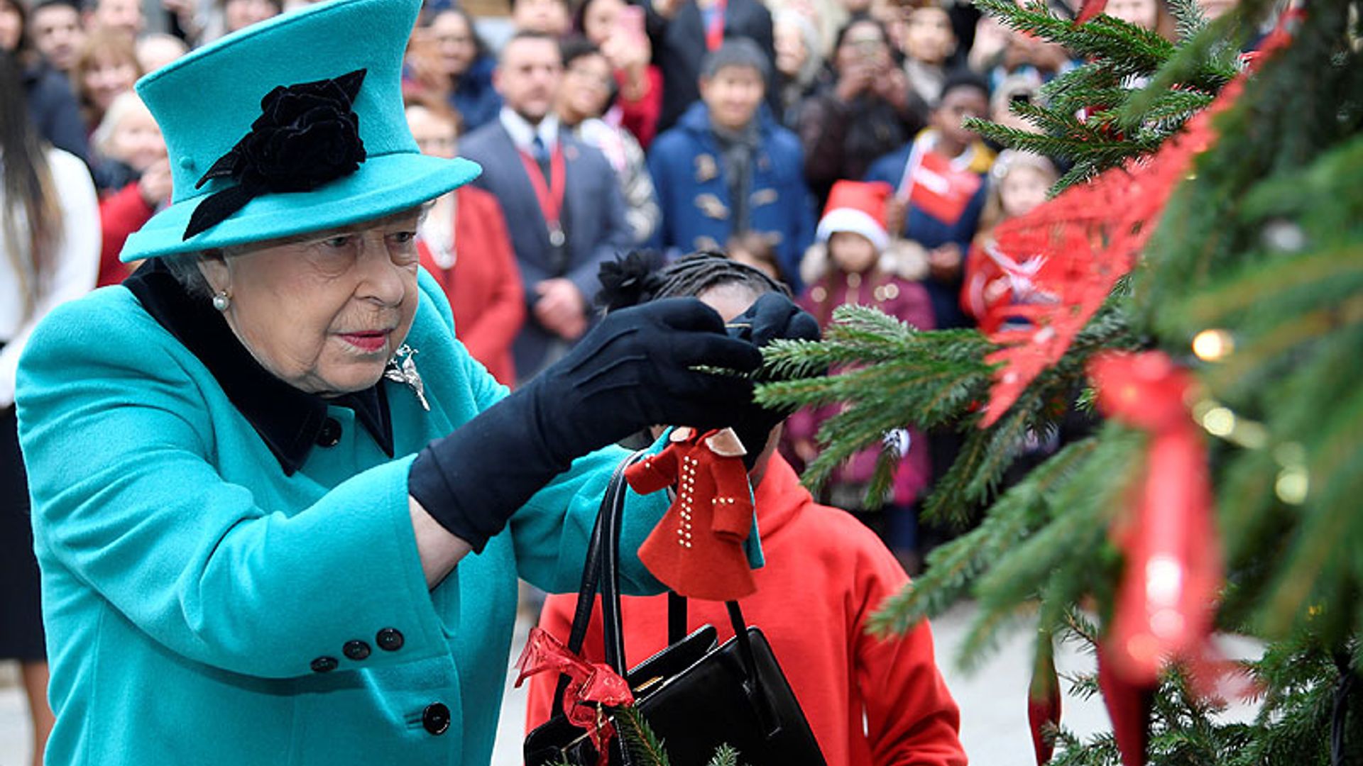 FOTOGALERÍA: Así adornan el árbol de Navidad las Familias Reales