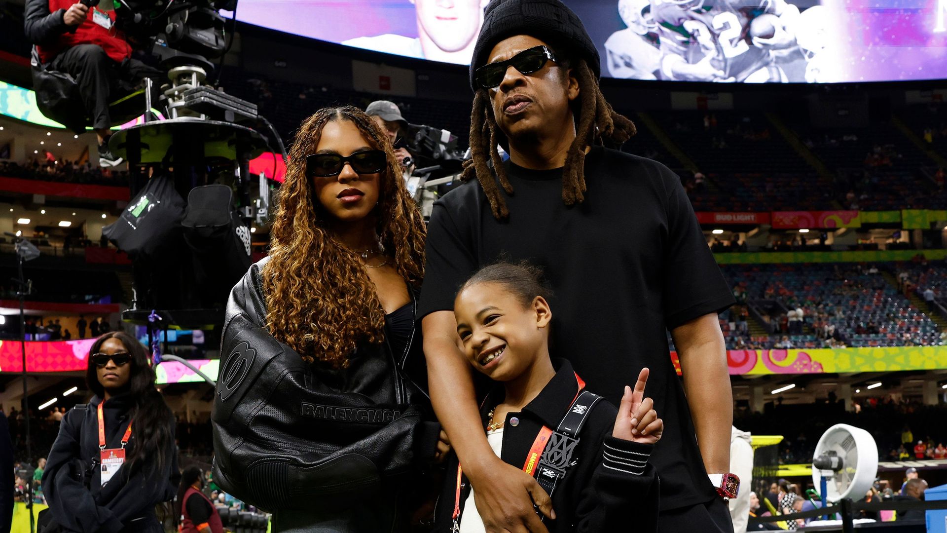 Blu Ivy y Rumi, hijas de Beyoncé y Jay Z, muestran su complicidad en el Super Bowl a través de sus looks