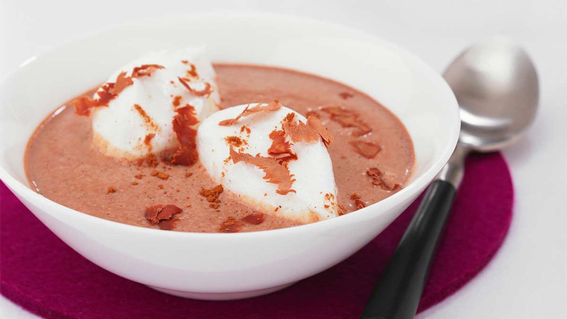 Sopa ligera de chocolate con merengue