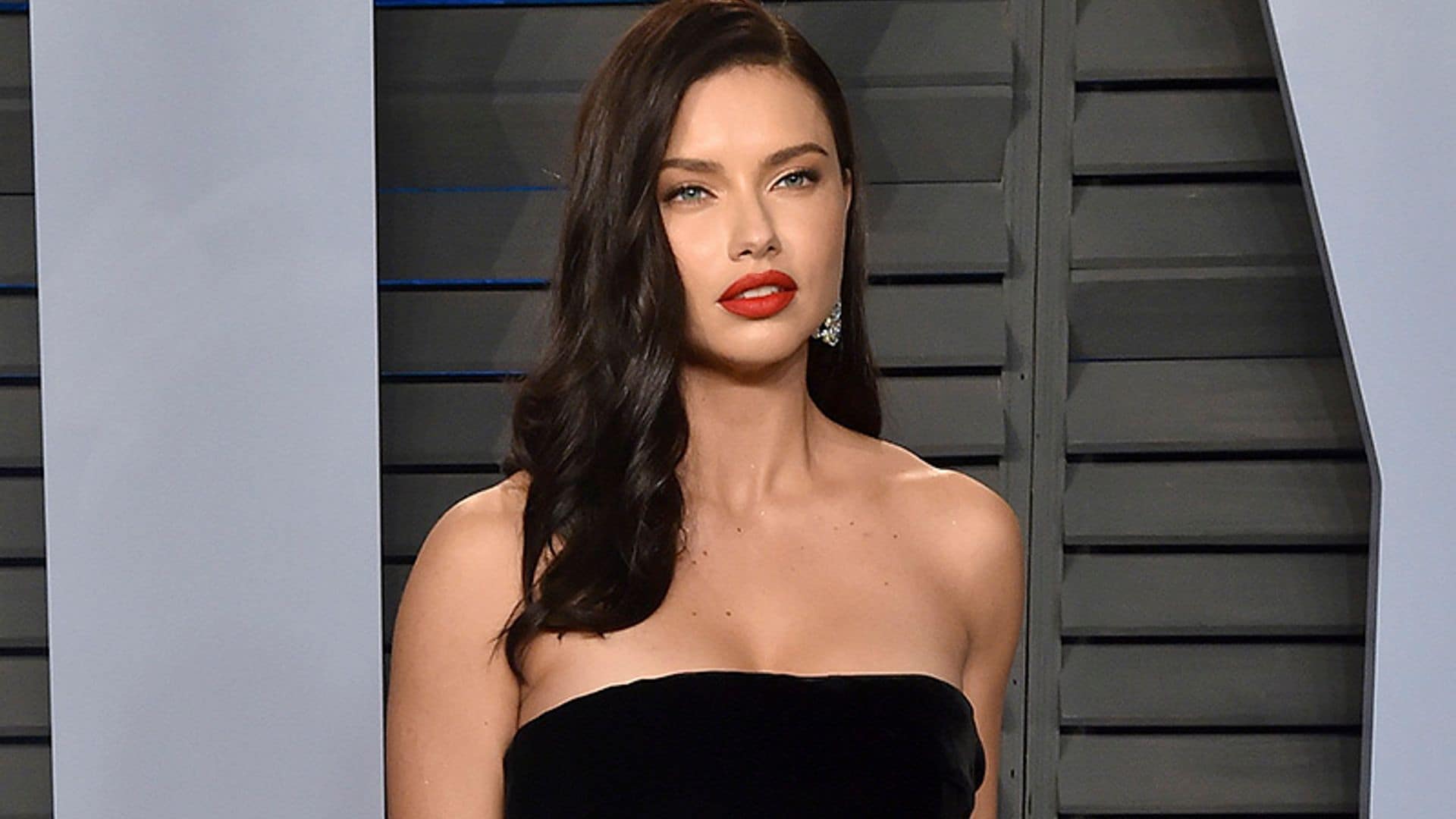 Solo tardarás 2 minutos en copiar el maquillaje de noche de Adriana Lima