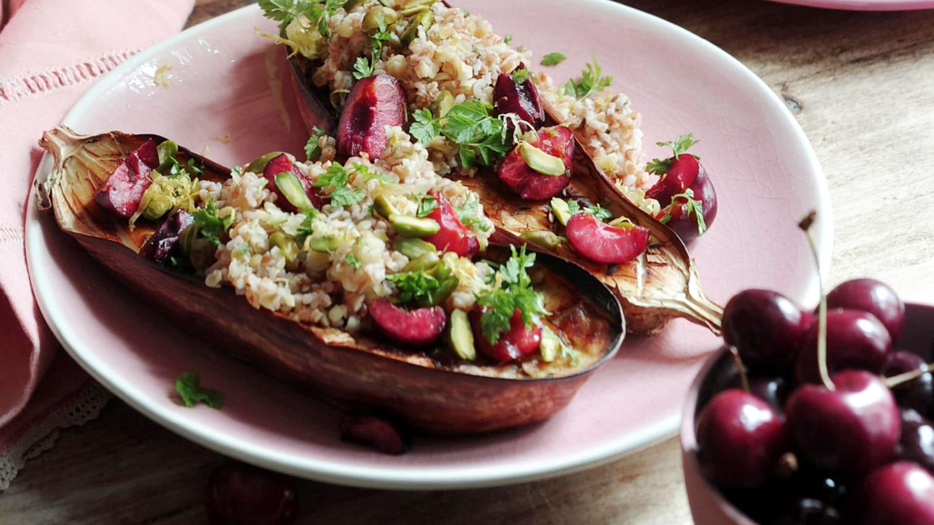 Berenjenas rellenas de bulgur y cerezas