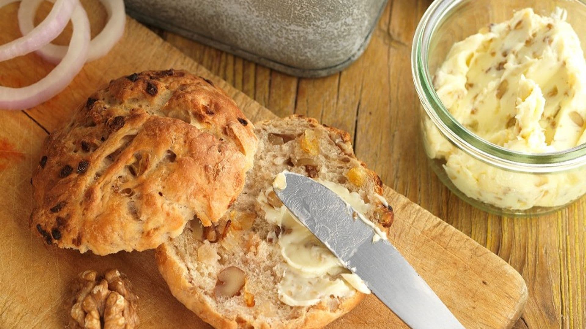 Pan de leche y cebolla con mantequilla de nueces