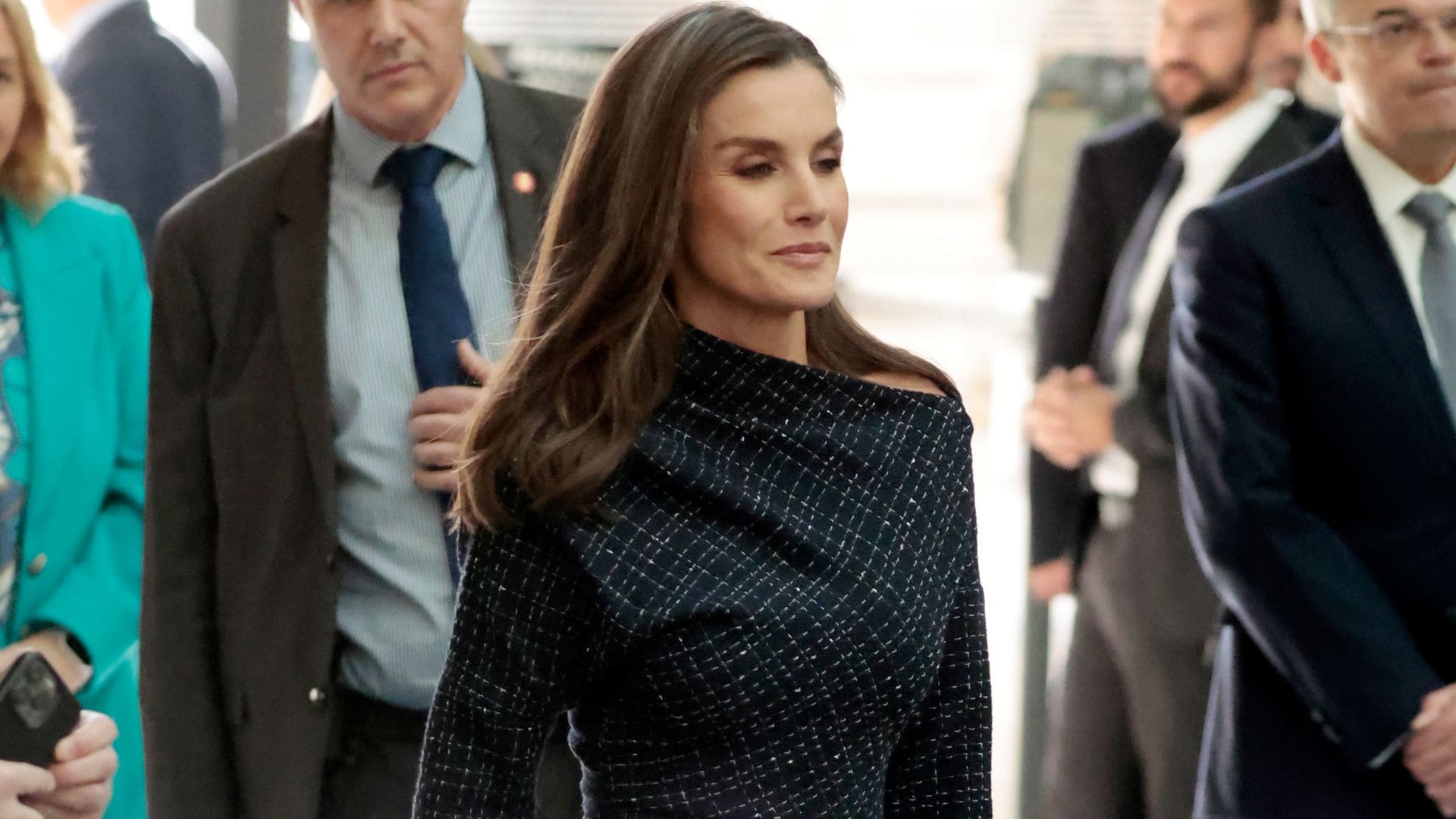 La reina Letizia recicla los pendientes de zafiros que comparte con Leonor junto a un original vestido