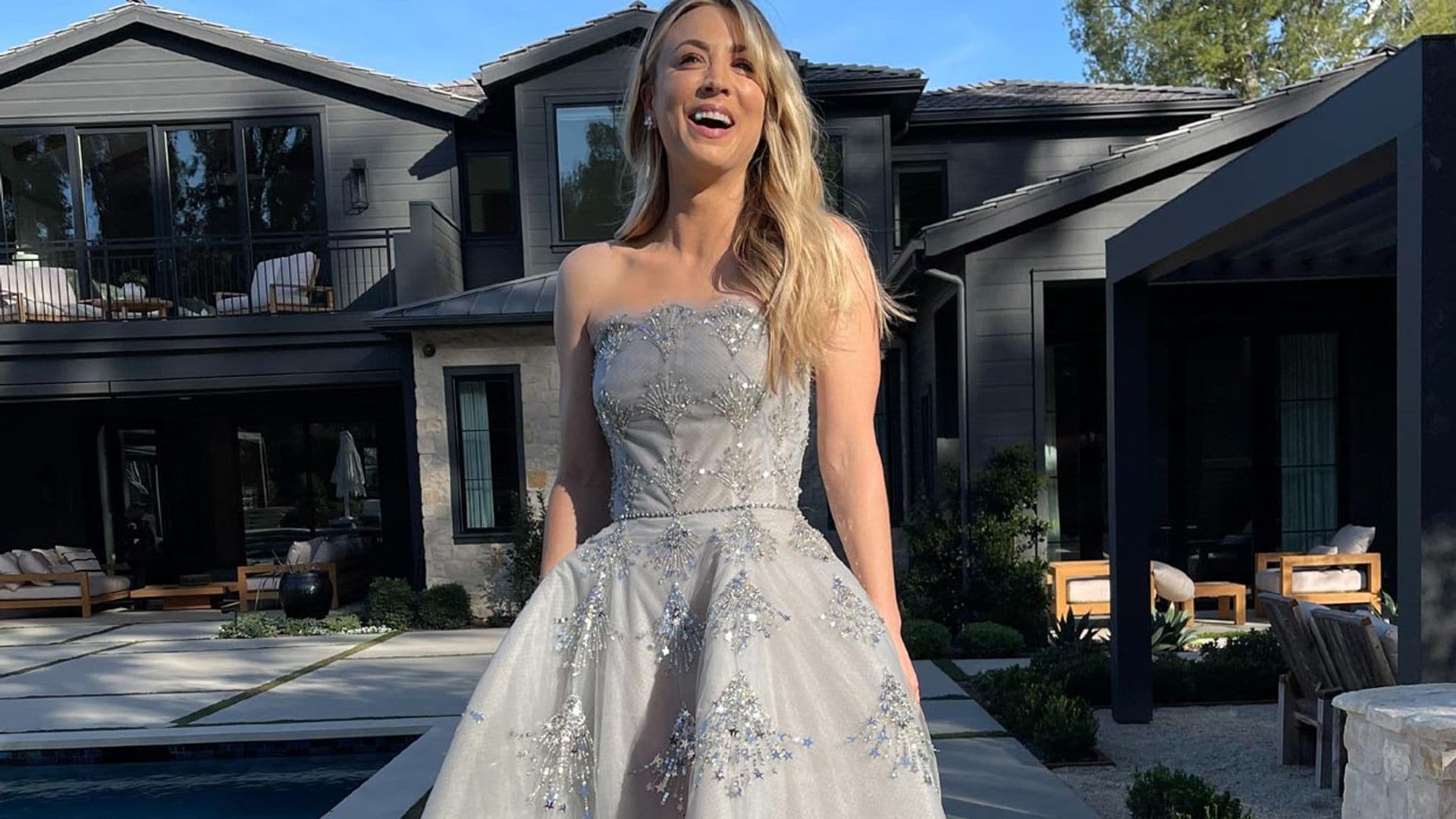 Kaley Cuoco 'se marca' un Tamara Falcó con su look de Cenicienta moderna