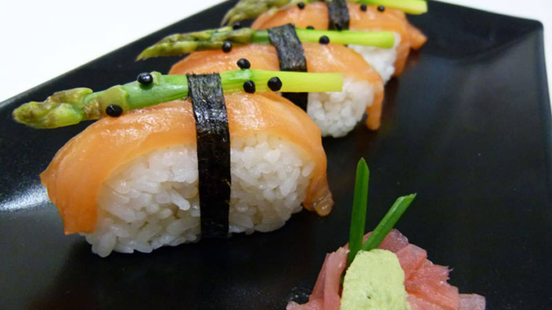 Nigiri de salmón, trigueros y perlas de caballa ahumada trufada