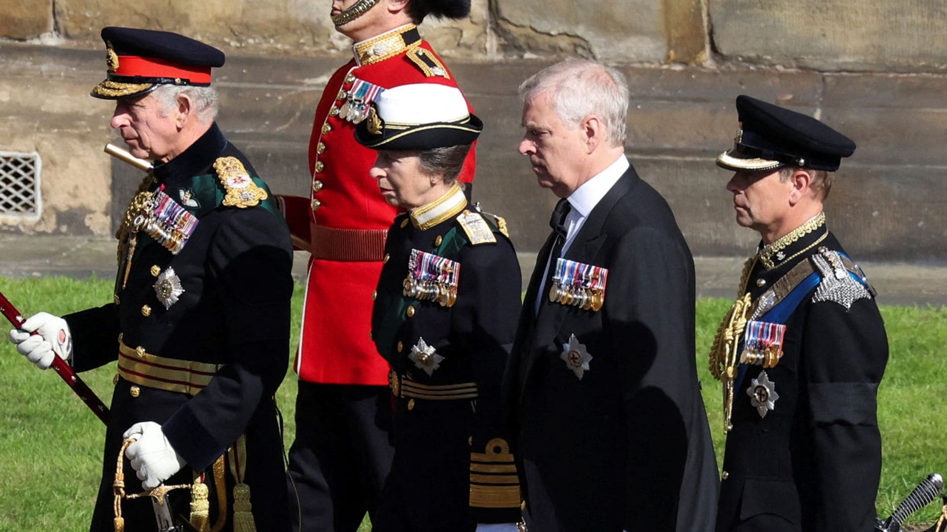 ¿Qué miembros de la Familia Real británica formarán parte hoy del cortejo fúnebre hasta Westminster?