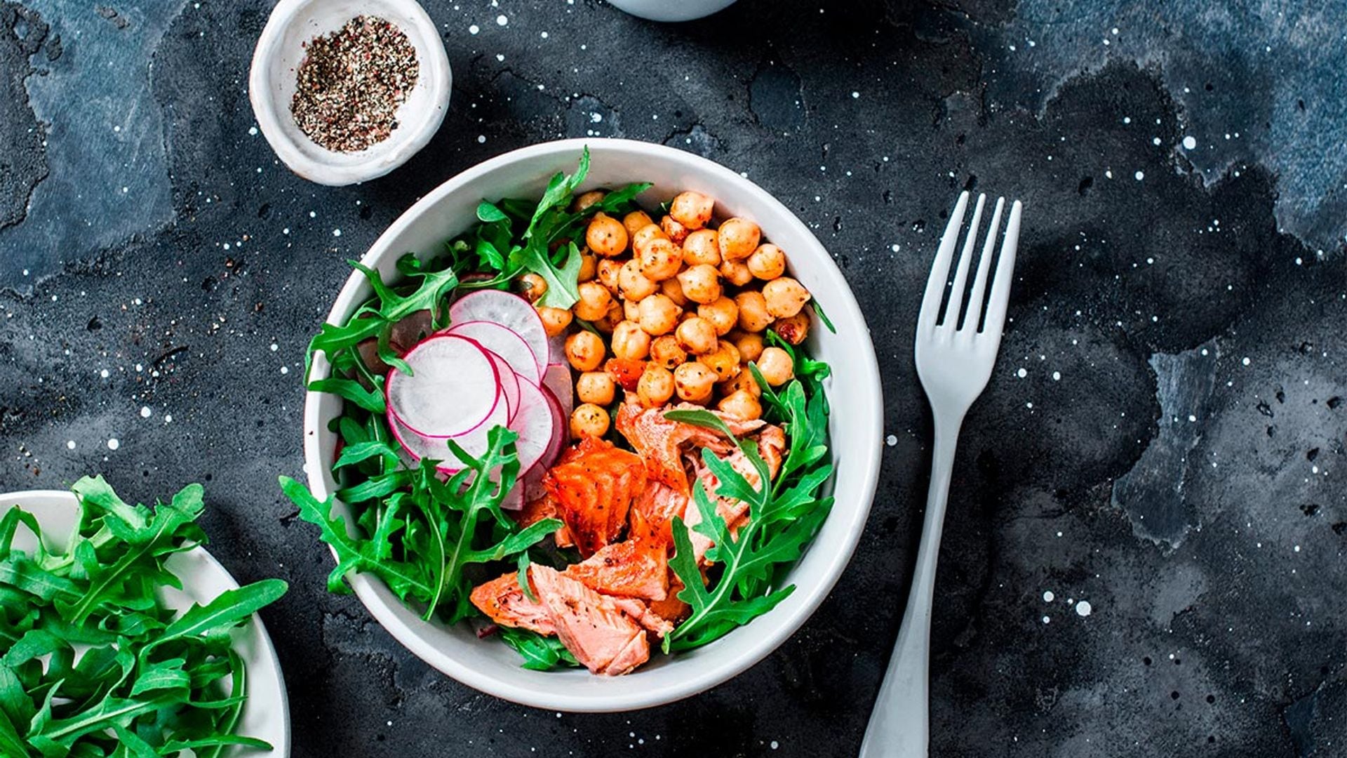 Garbanzos especiados con salmón y rúcula