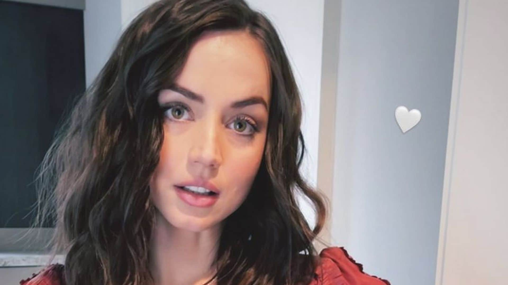 Ana de Armas sabe que el vestido rojo es el look que más favorece en primavera