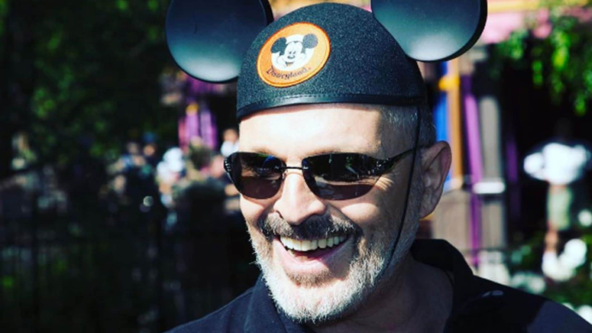 Miguel Bosé, como nunca le habíamos visto: naturalidad y diversión junto a sus hijos en Disneyland