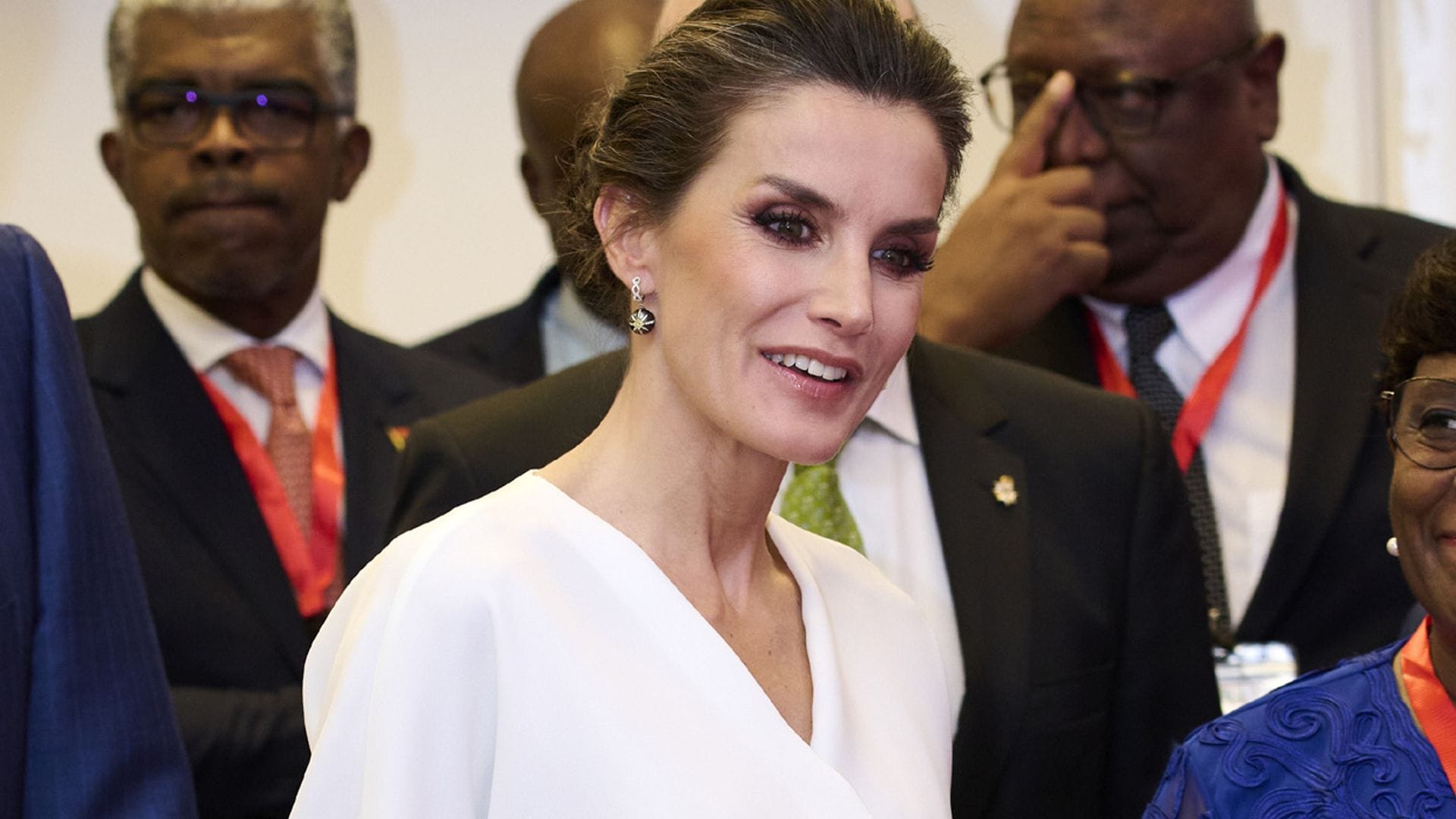 El look binomio (y exprés) de doña Letizia: un falso conjunto de blusa y falda 'wrap'