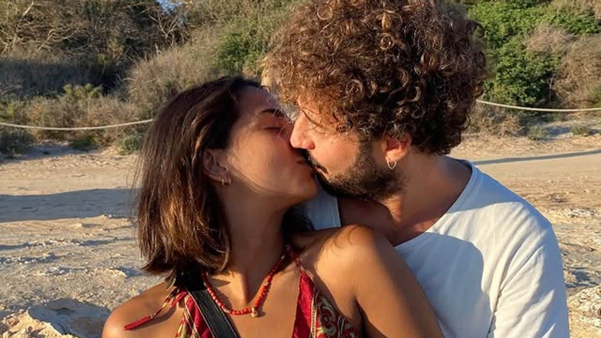 Lola Orellana, la gran desconocida de los Flores, tiene novio: es cantante y sabemos quién es