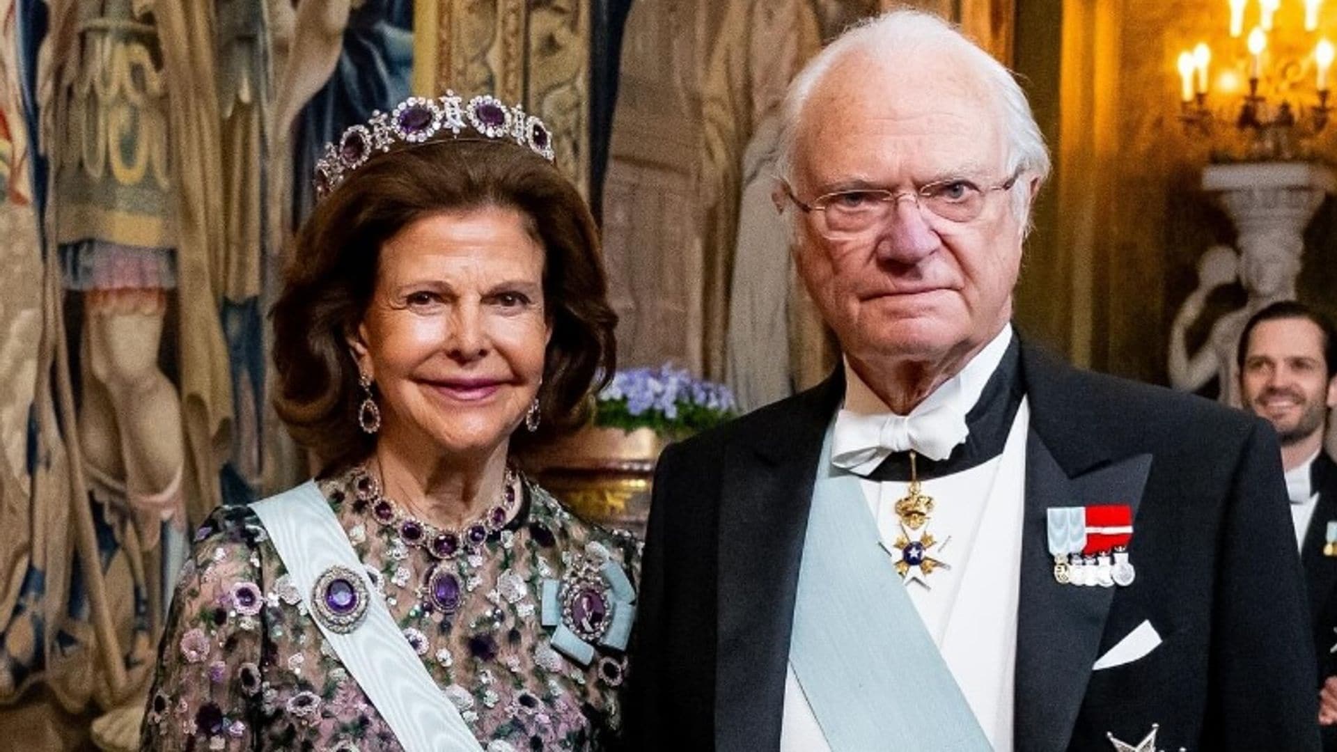 Los Reyes de Suecia y sus hijos deslumbran en la cena de gala en Estocolmo: tiaras, joyas y un exquisito menú 