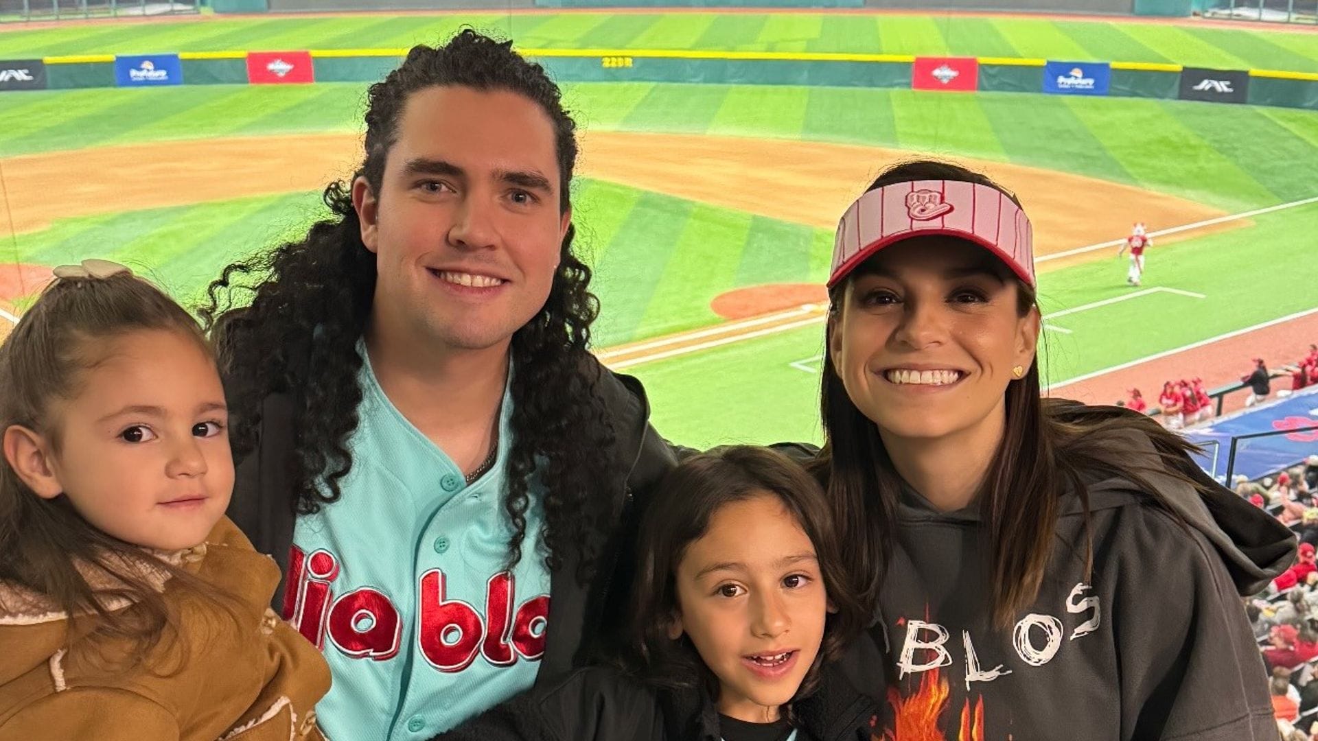 ¡Noche de béisbol! Tania Rincón y su familia, invitados especiales en el estadio