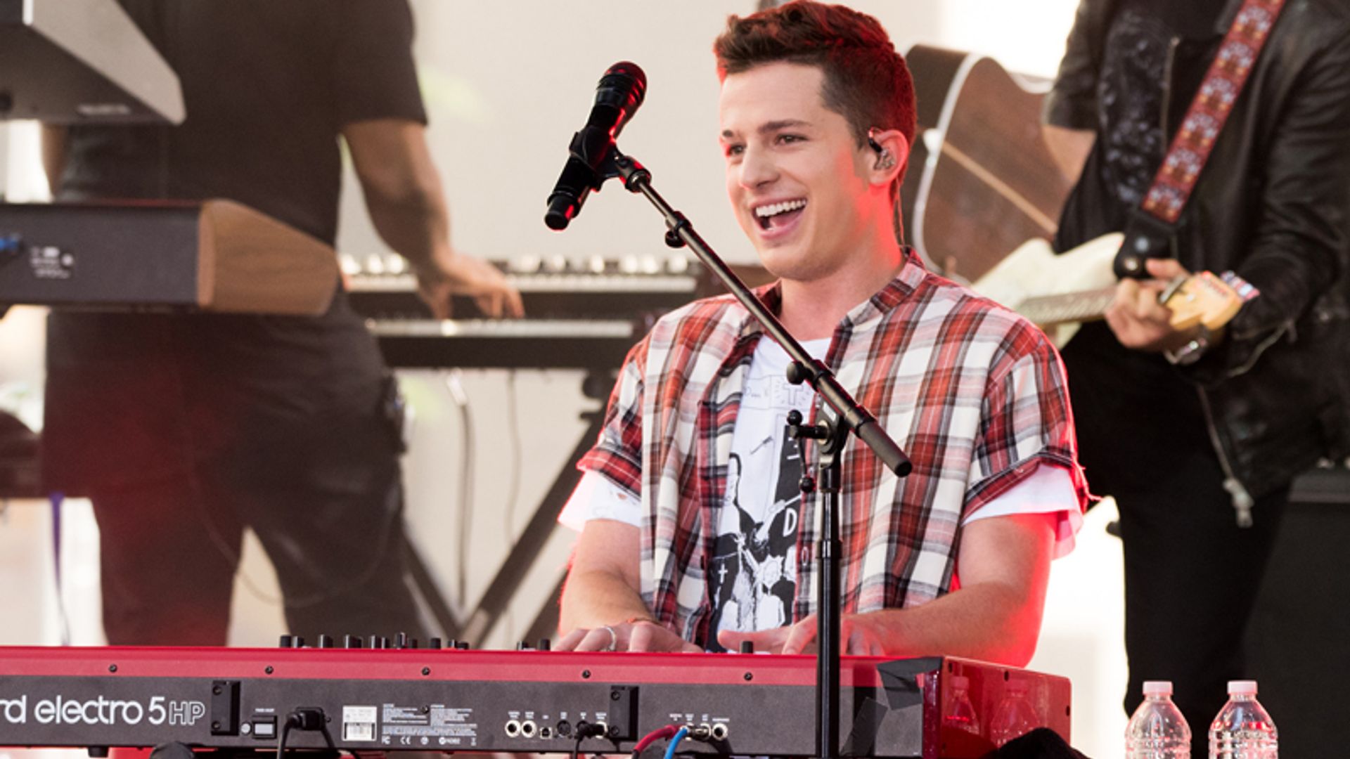 Charlie Puth y el estilo de los artistas masculinos menores de 30 años más influyentes