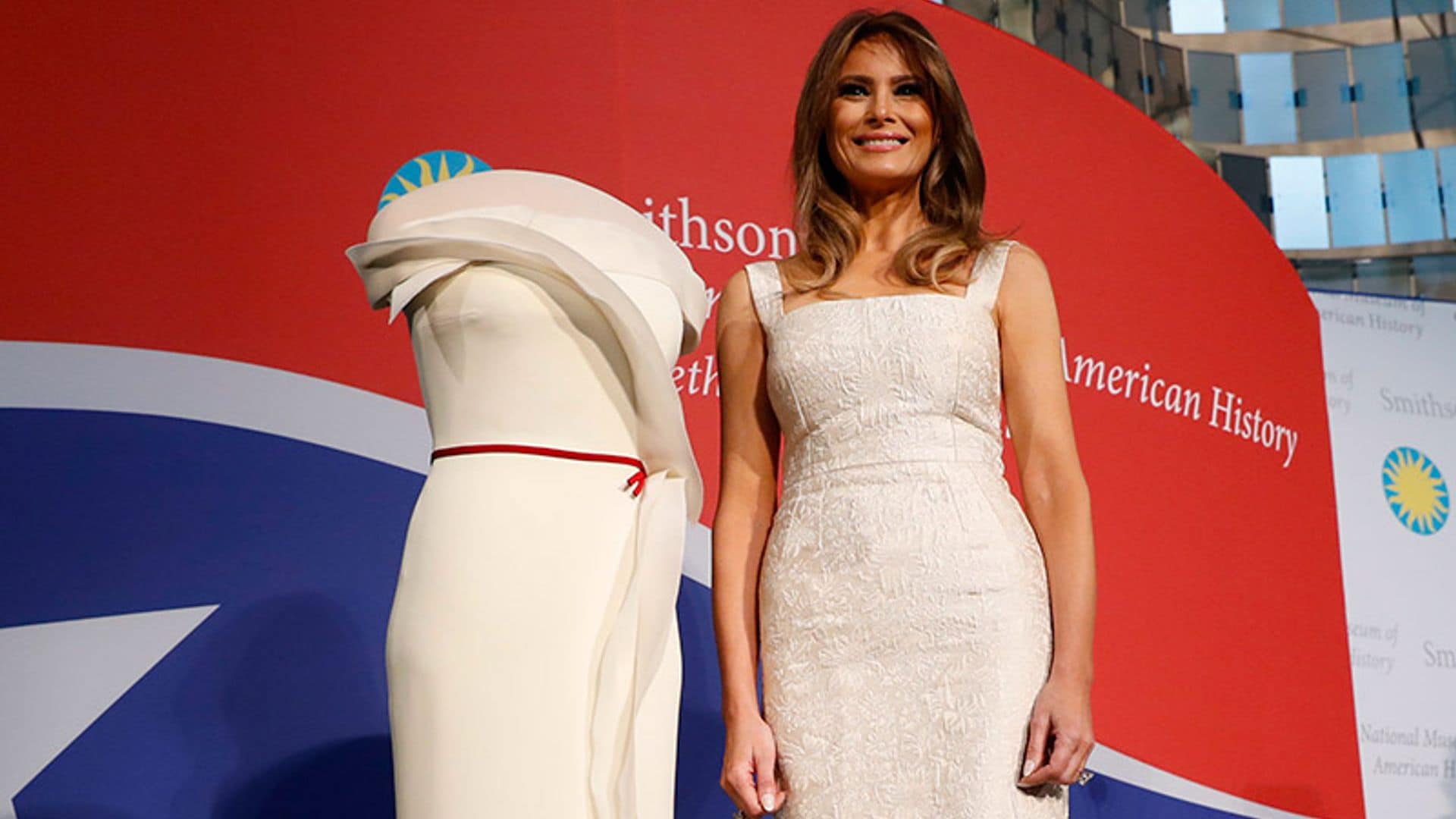 Melania Trump presenta su vestido en el Museo Nacional de Historia Americana