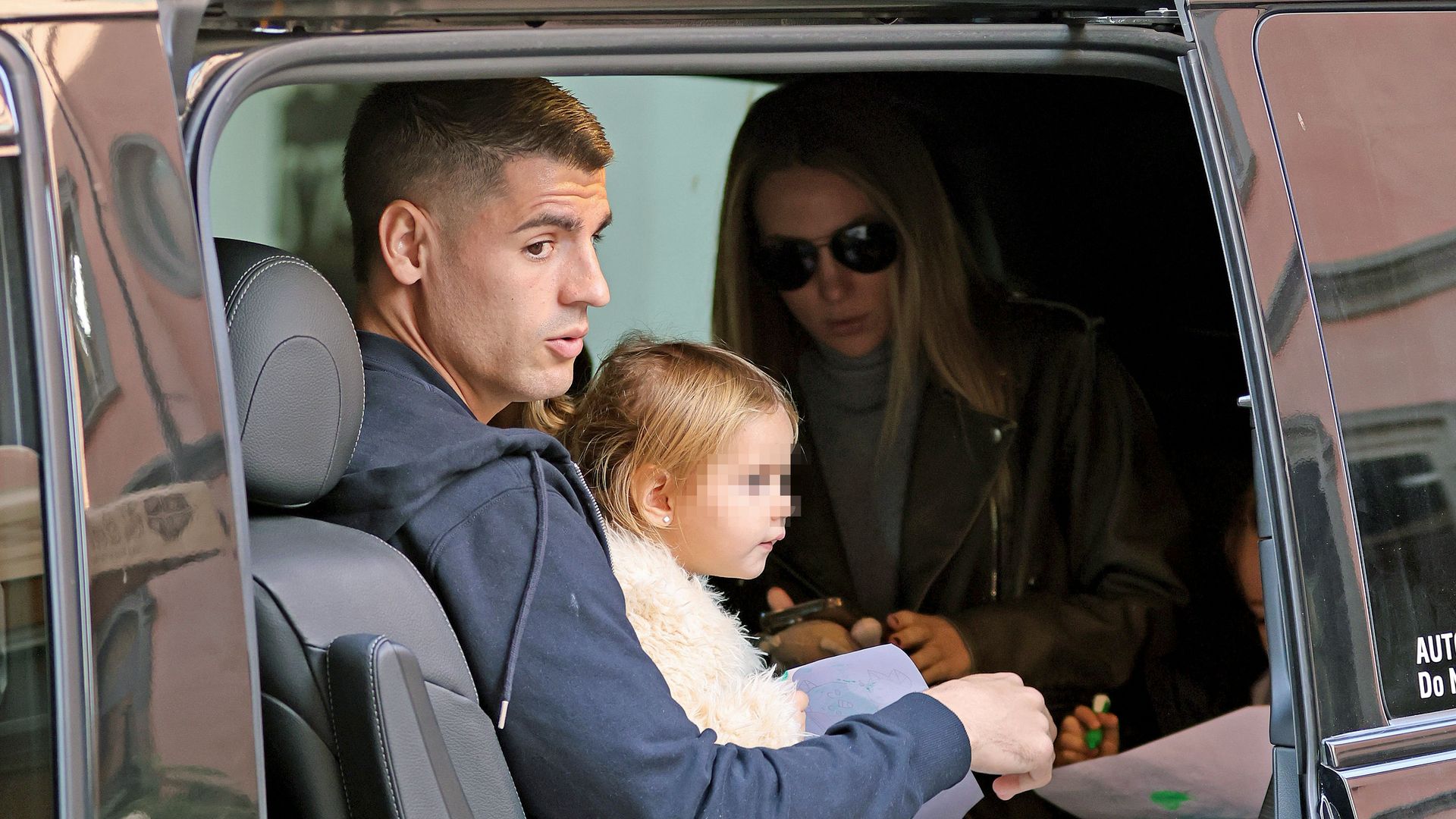 Álvaro Morata y Alice Campello en un coche