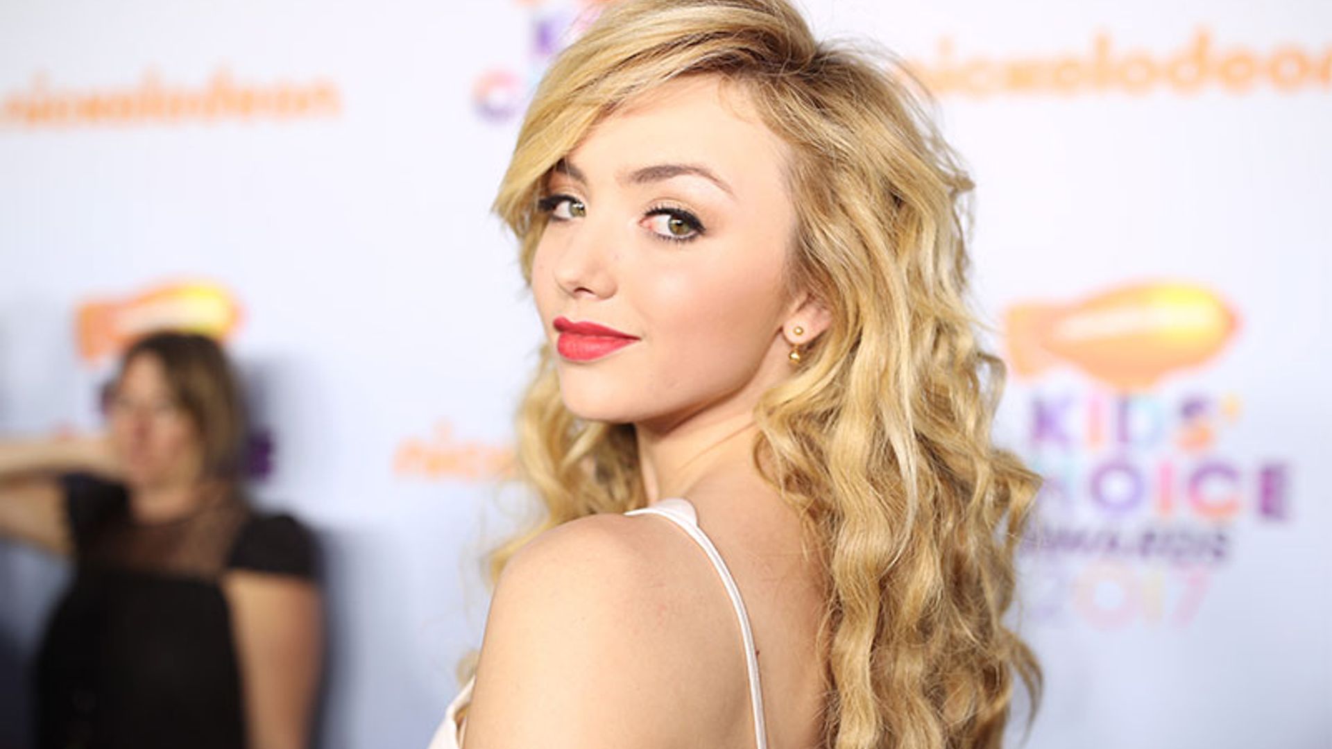 Logra unas ondas al agua perfectas siguiendo el ejemplo de Peyton List