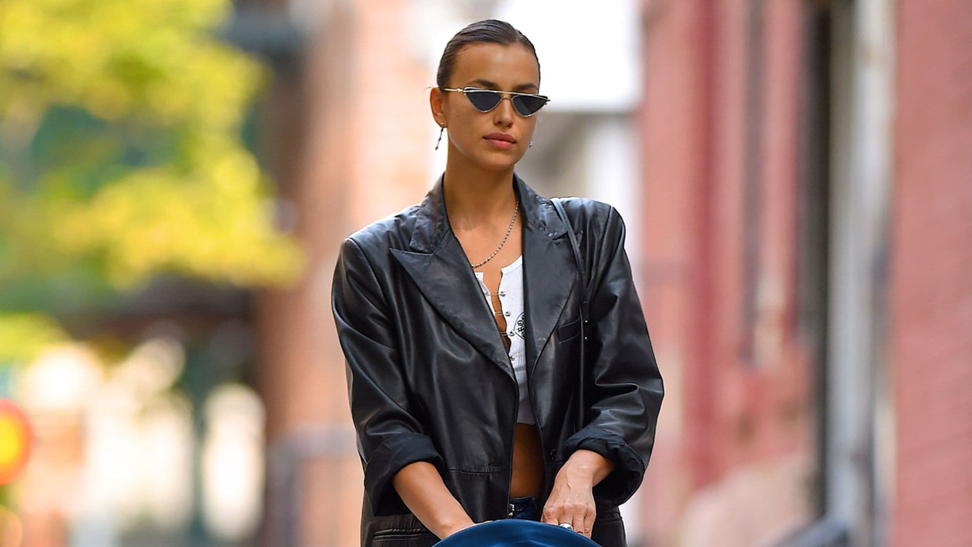 ¿Todavía no tienes una sobrecamisa de cuero en tu armario? Irina Shayk no se quita la suya