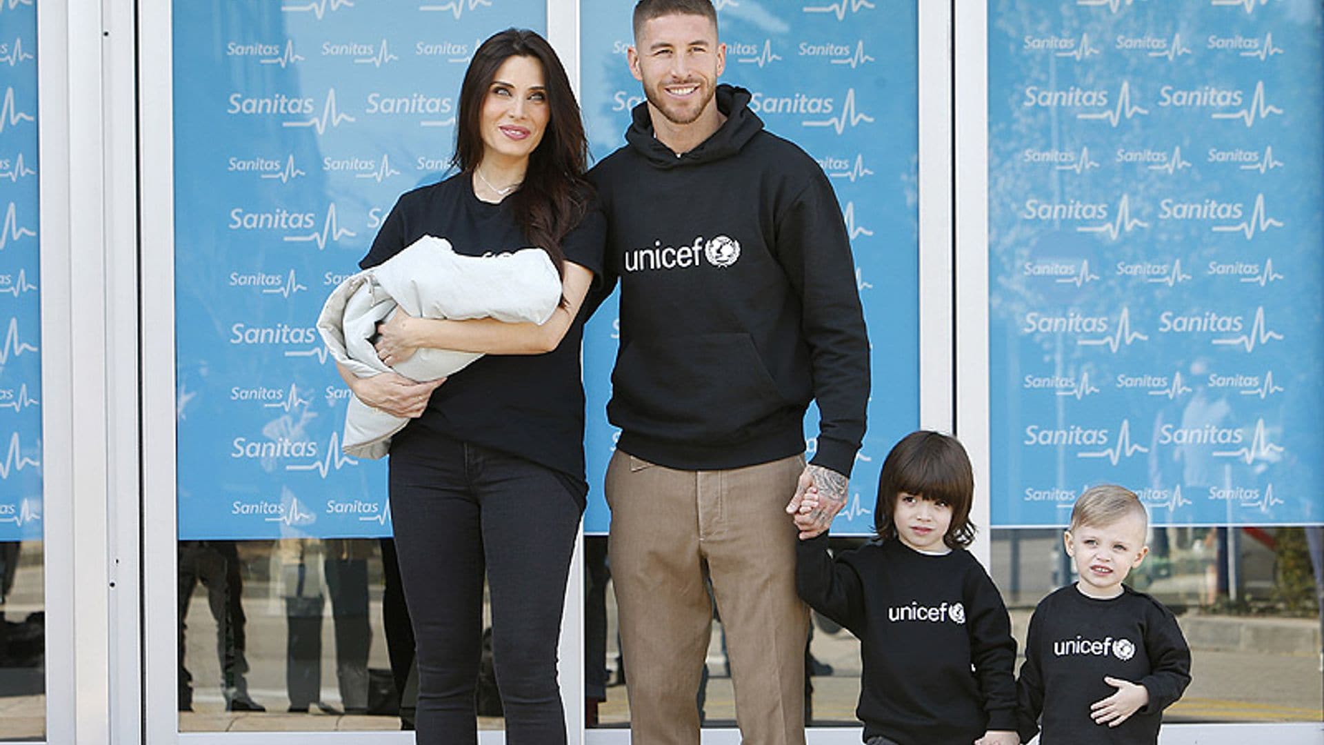 Pilar Rubio abandona el hospital con su tercer hijo en brazos y el resto de sus chicos