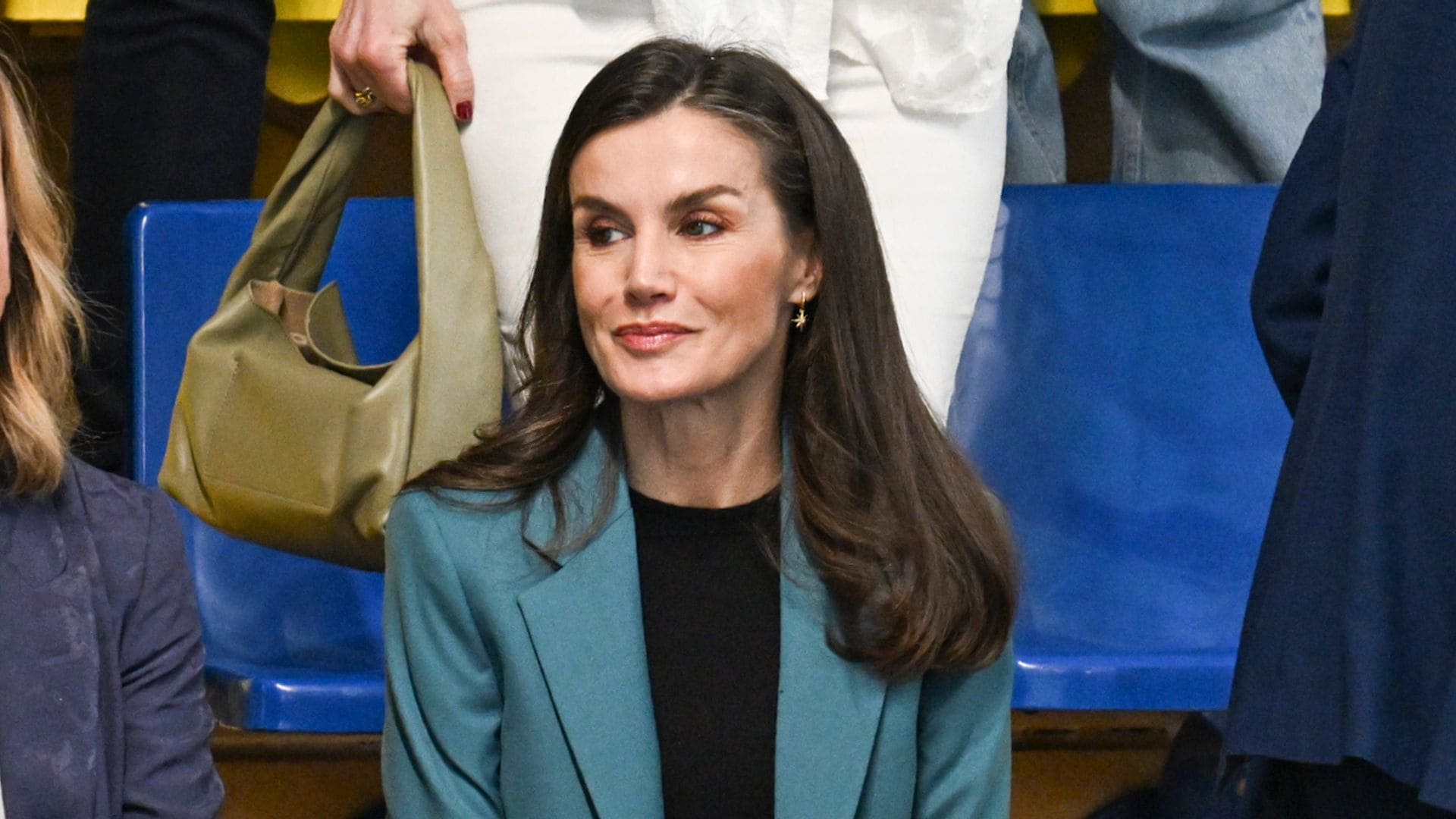 La sobriedad de la Reina con un traje de chaqueta azul y mocasín en Mallorca