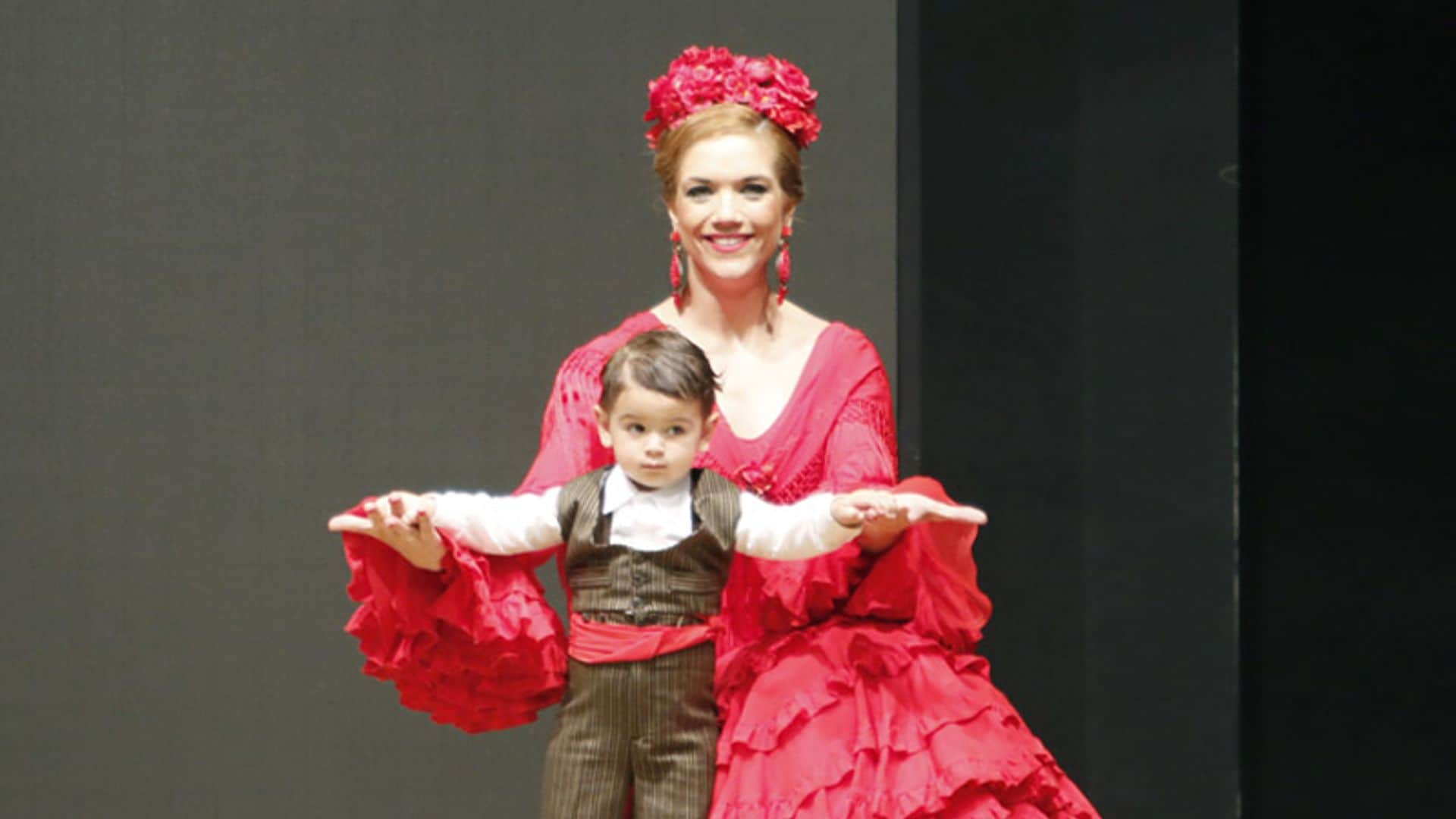 ¡A la pasarela con mamá! El hijo de Beatriz Trapote y Víctor Janeiro debuta como modelo