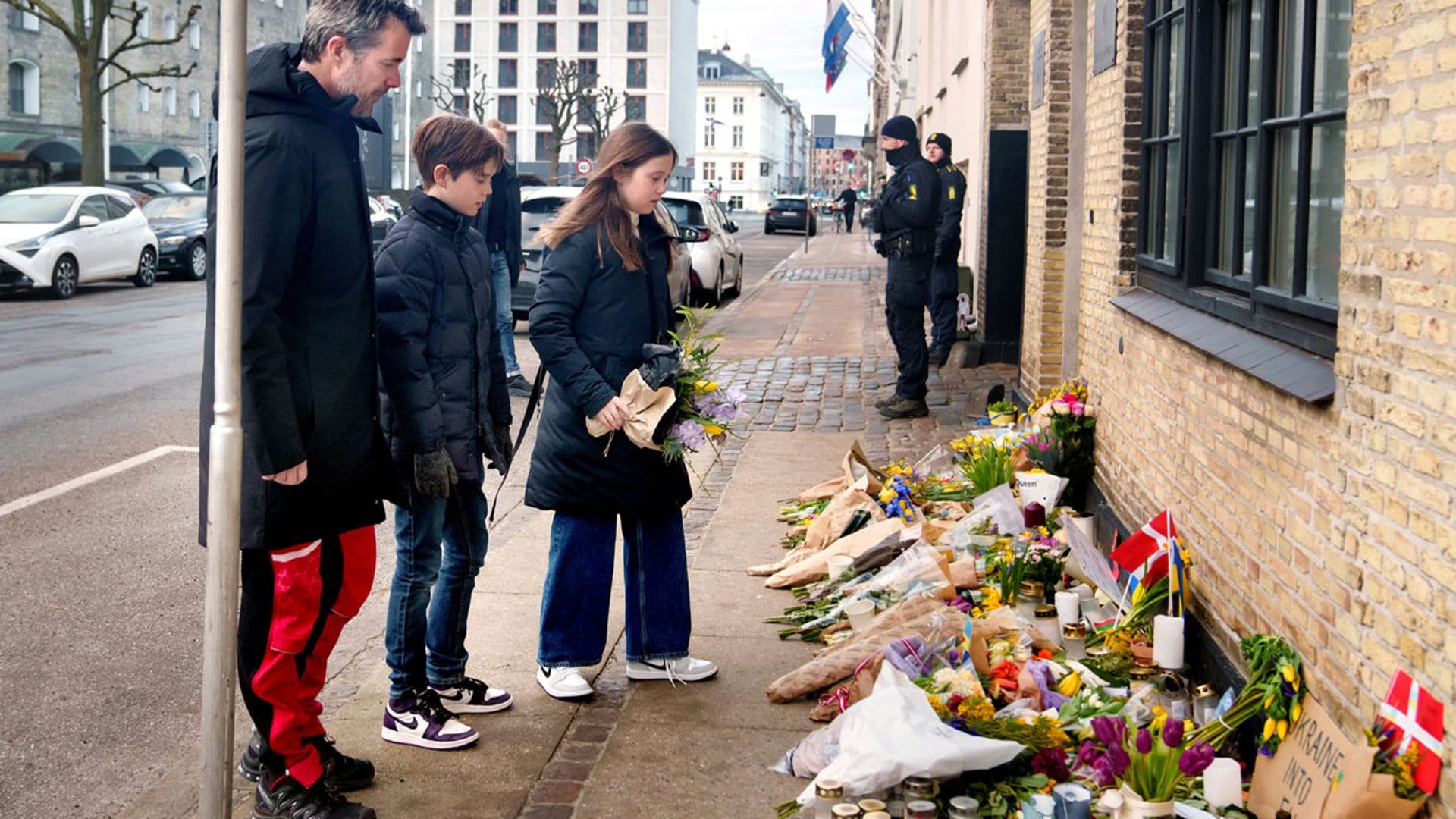 Federico de Dinamarca y sus hijos pequeños, Vincent y Josephine, apoyan a Ucrania con una ofrenda floral